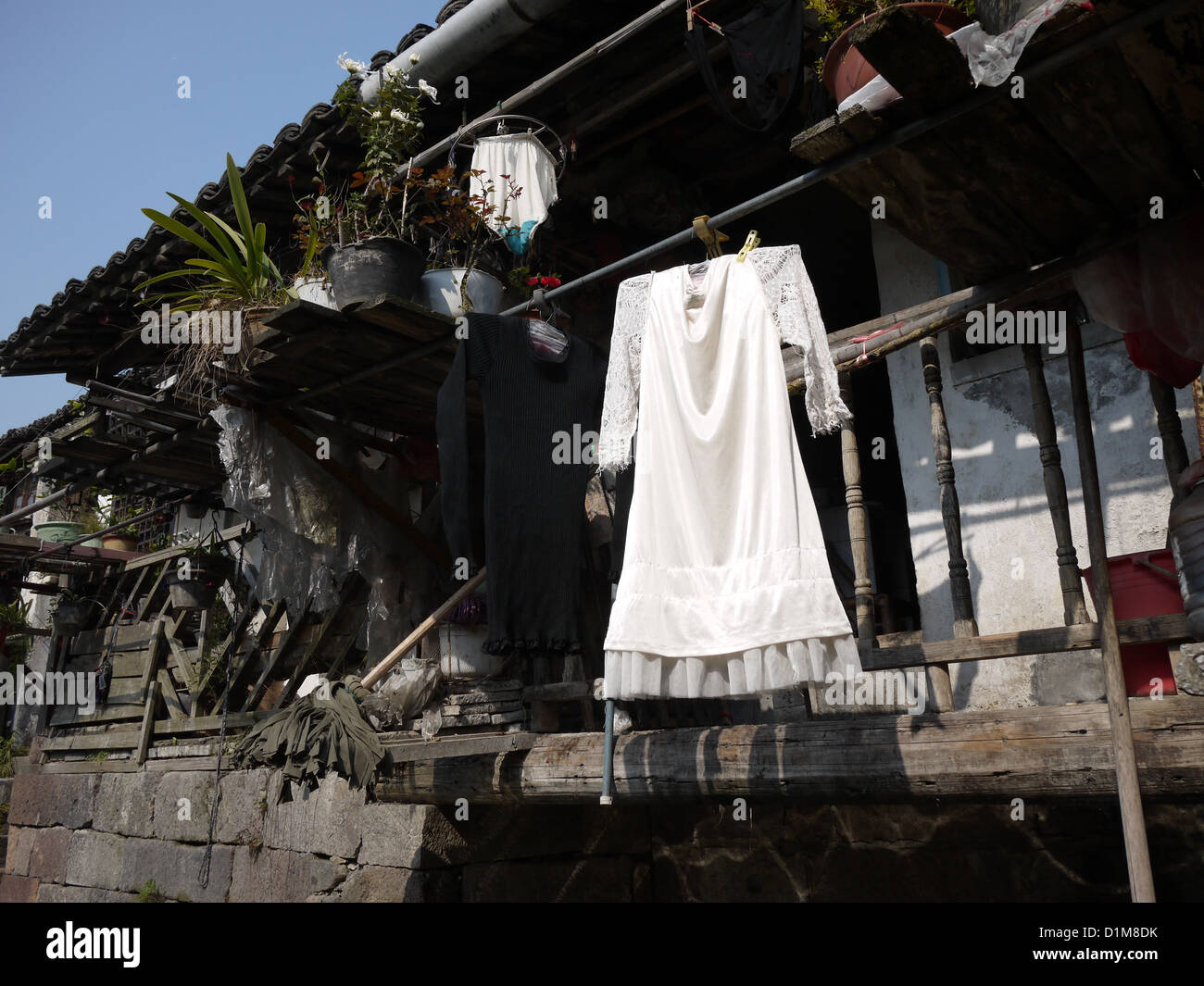 Robe blanche hanging piscine intérieure maison sèche Banque D'Images