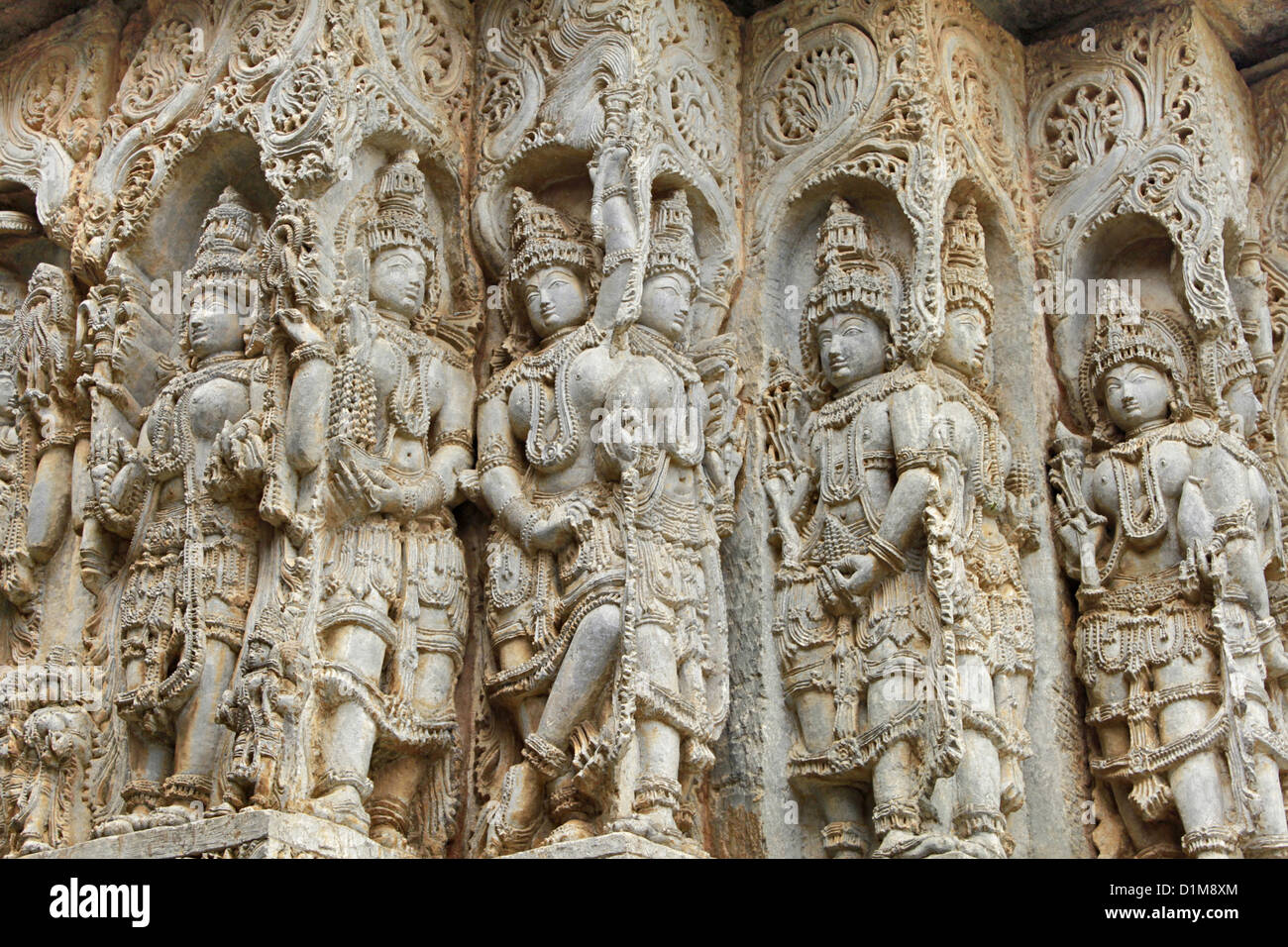 Murs décorés de Hoysaleswara temple, Halebidu, Hassan District, Karnataka, Inde. Banque D'Images