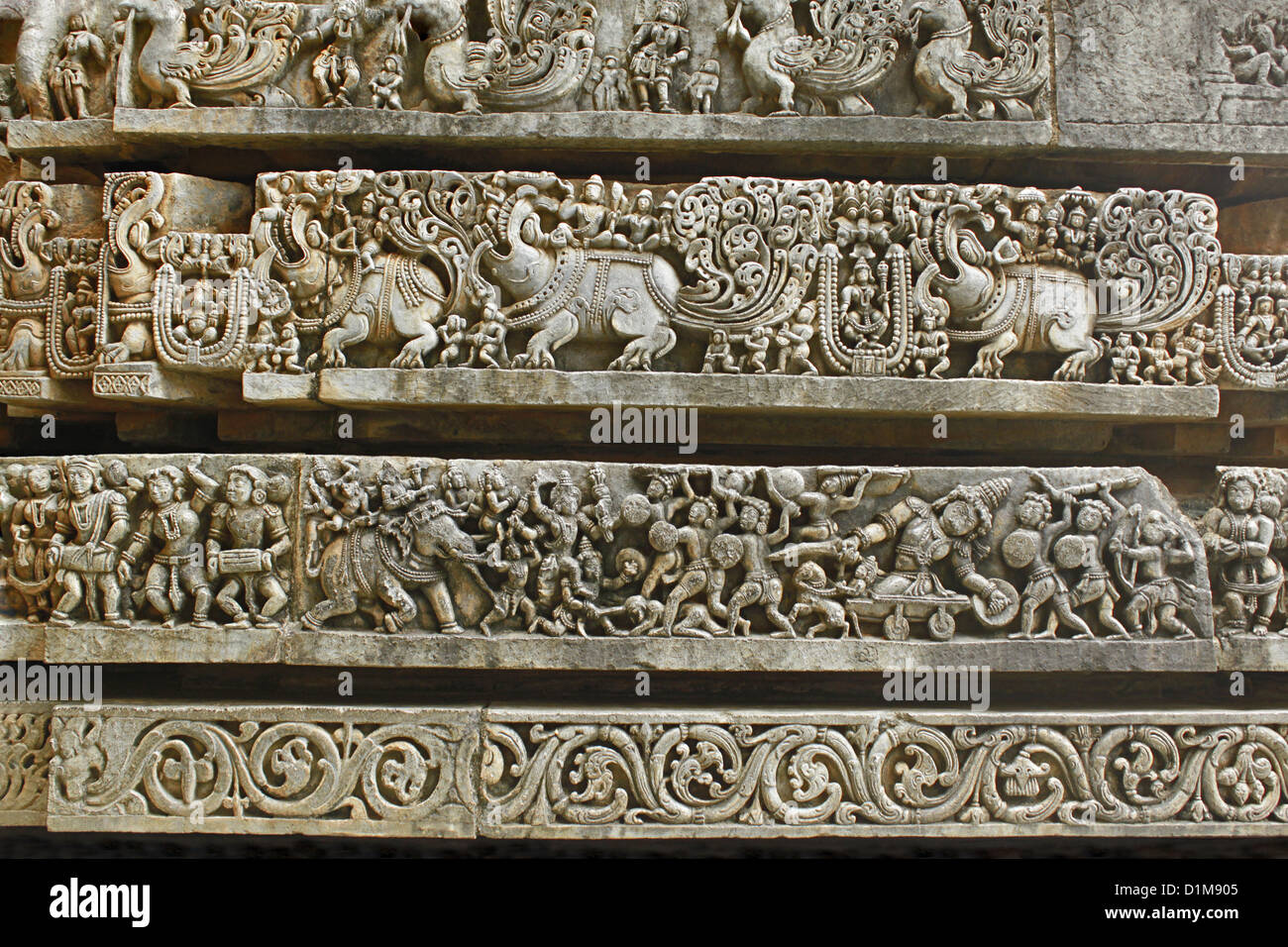 Sculpté en pierre des murs décorés de Hoysaleswara temple, Halebidu, Hassan District, Karnataka, Inde. Banque D'Images