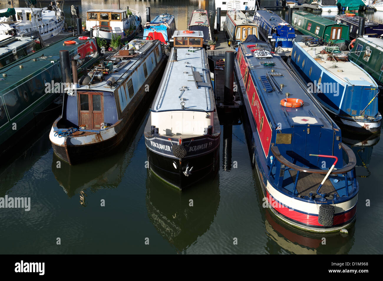 Des bateaux amarrés dans le bassin de Limehouse, Londres, UK Banque D'Images