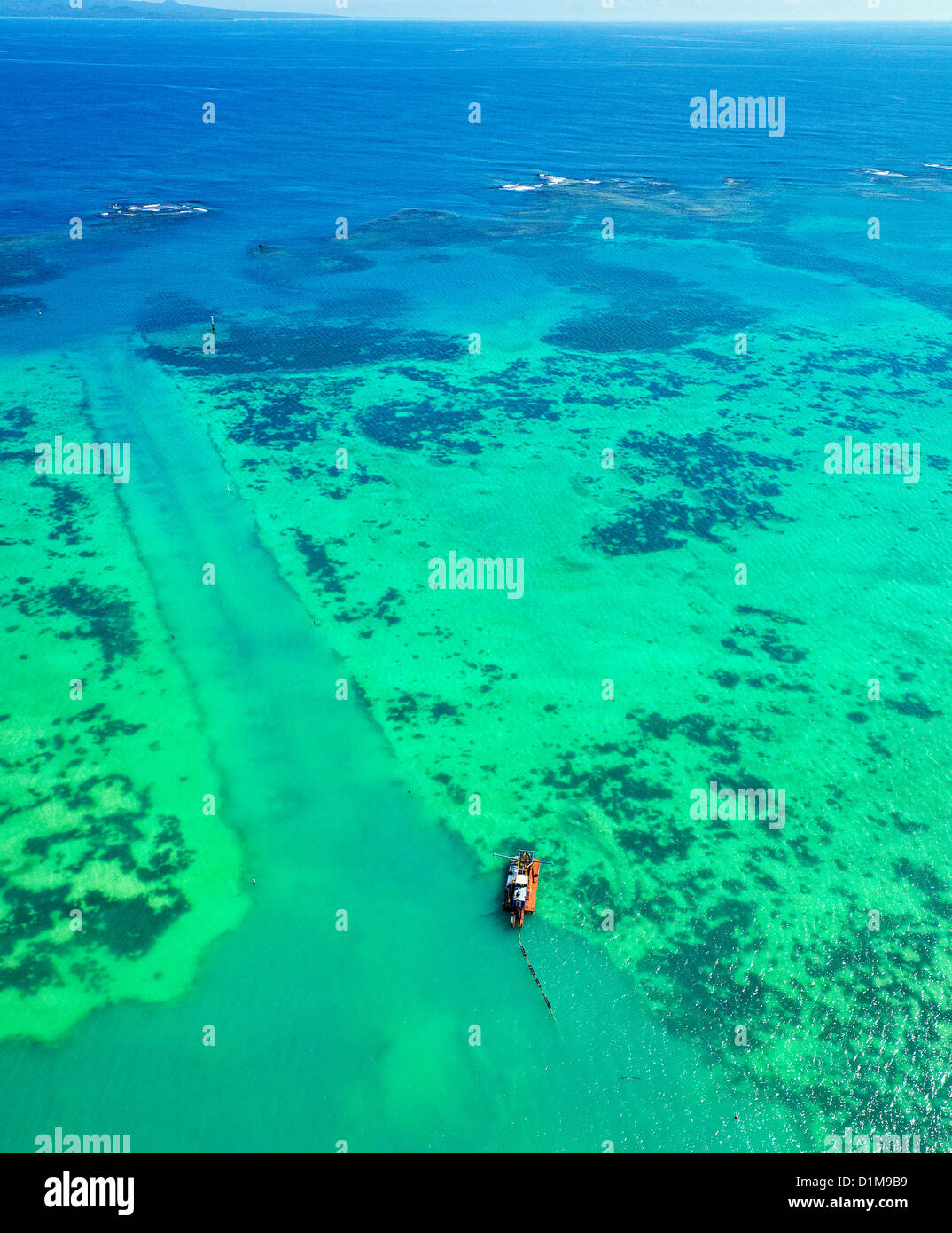 Vue aérienne du dragage du canal par bateau, des récifs coralliens du Pacifique Sud Banque D'Images