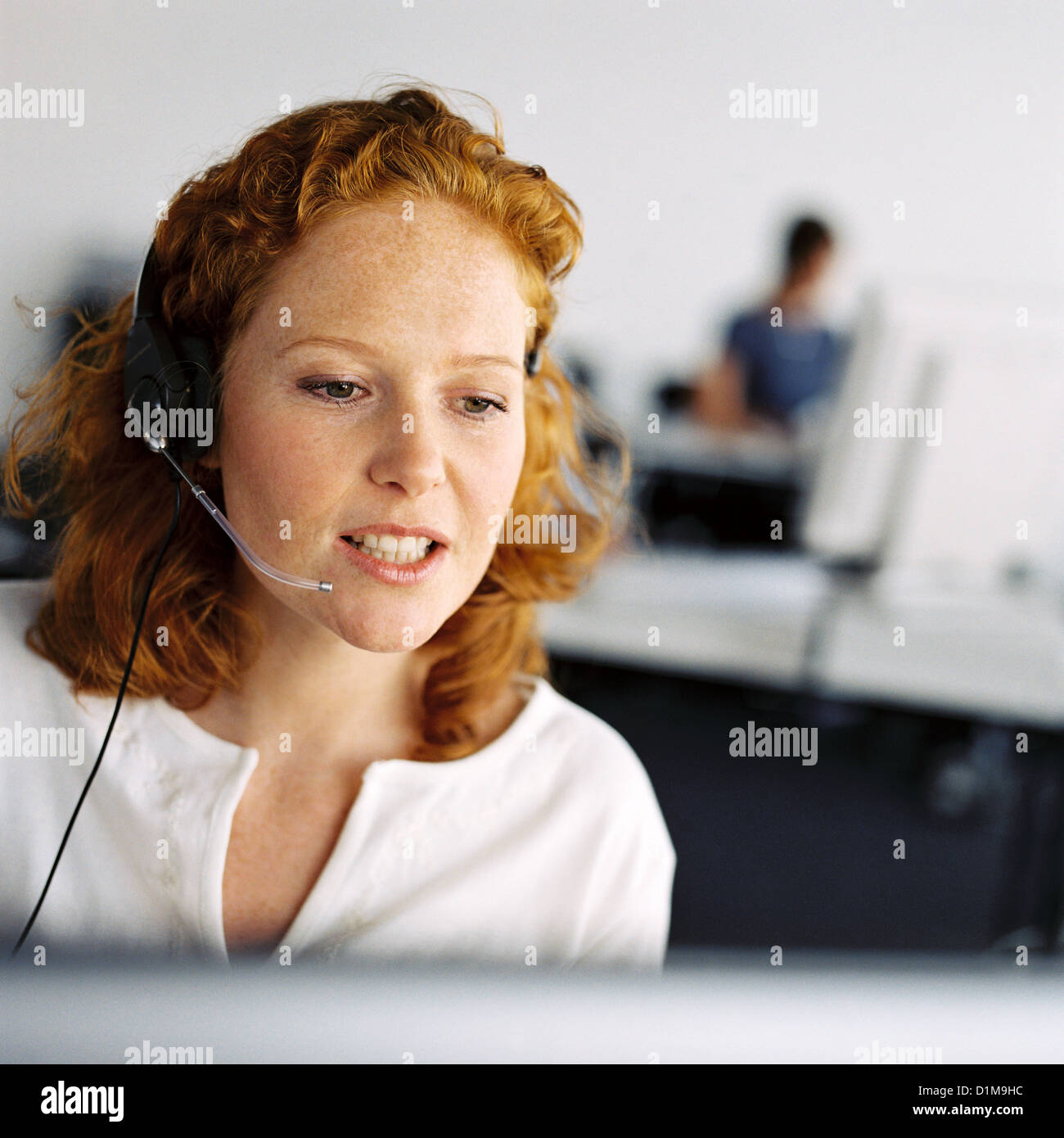 Closeup portrait of beautiful smiling employé du centre d'appels avec casque Licence gratuite à l'exception des annonces et affiches Banque D'Images