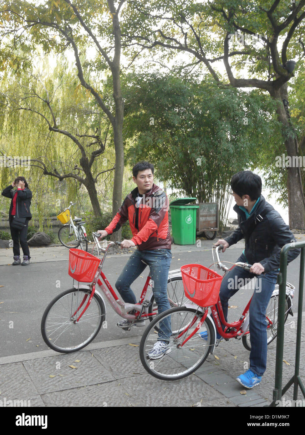 Hommes Hommes chinois riding bicycle bike arrêté Banque D'Images