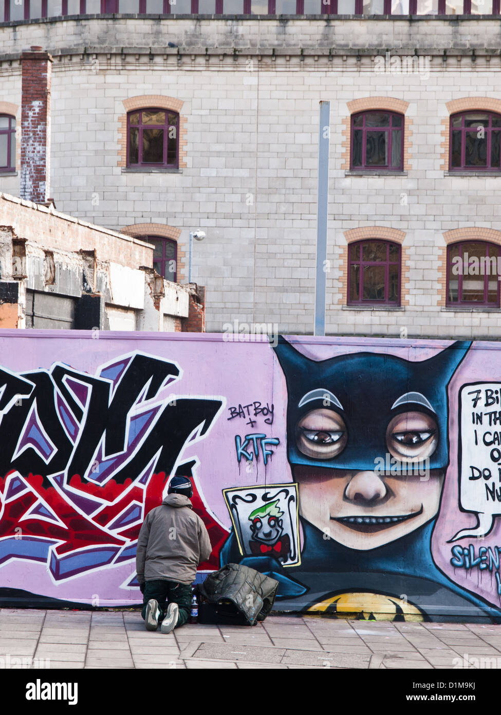 Un artiste de rue fonctionne sur certains graffiti public à Bristol Banque D'Images