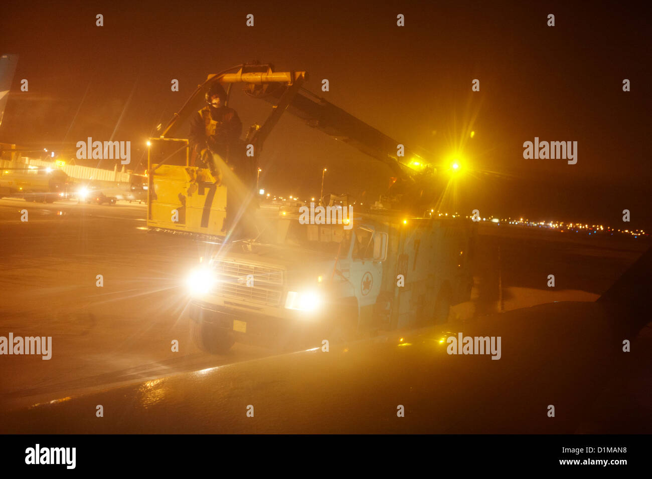 Véhicule le dégivrage des avions ailes de nuit à l'aéroport de Regina, Saskatchewan, Canada Banque D'Images