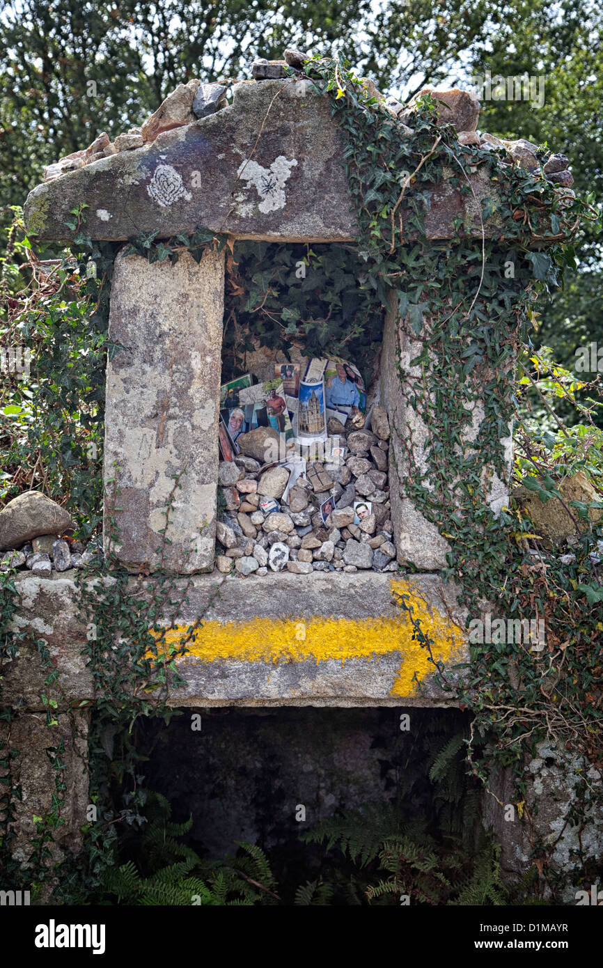 Sanctuaire de pèlerinage peint avec une flèche jaune le long du Camino de Santiago de Compstela, le Chemin de Saint-Jacques de Compostelle, Espagne. Banque D'Images