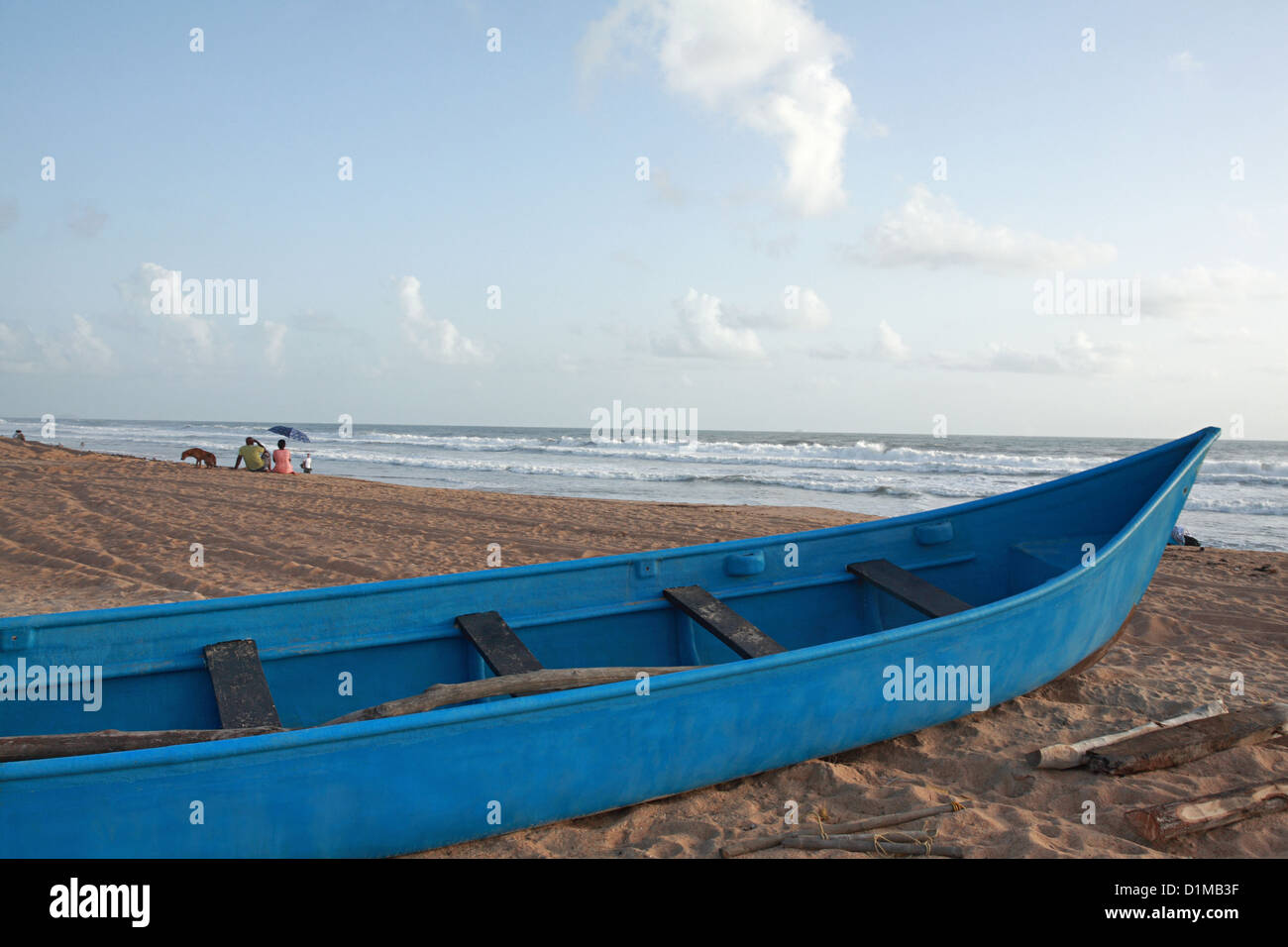 Petit canot de pêche sur la plage de Candolim Banque D'Images