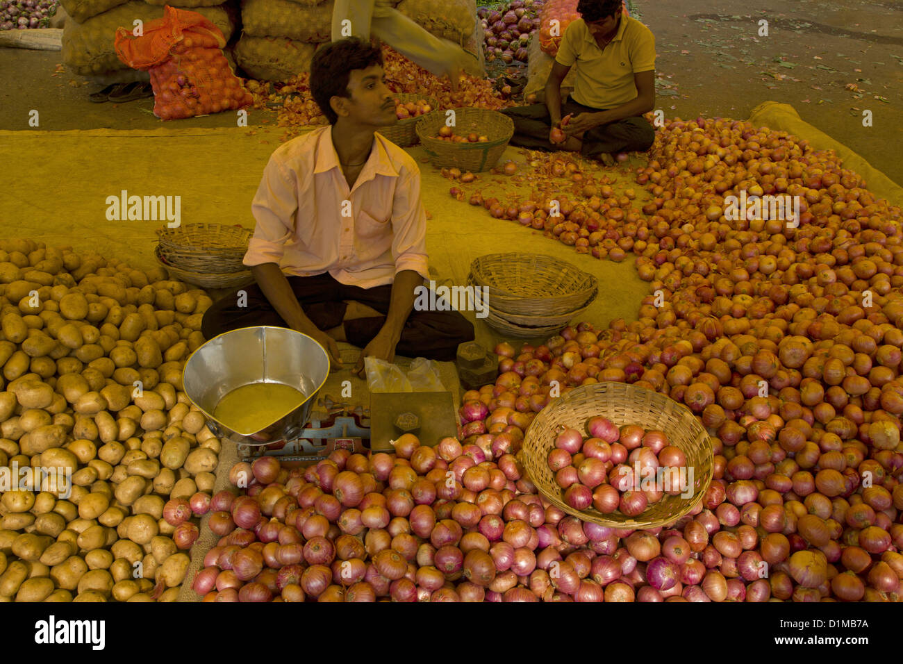 Vendeur d'oignons en marché, Canacona, South Goa Banque D'Images