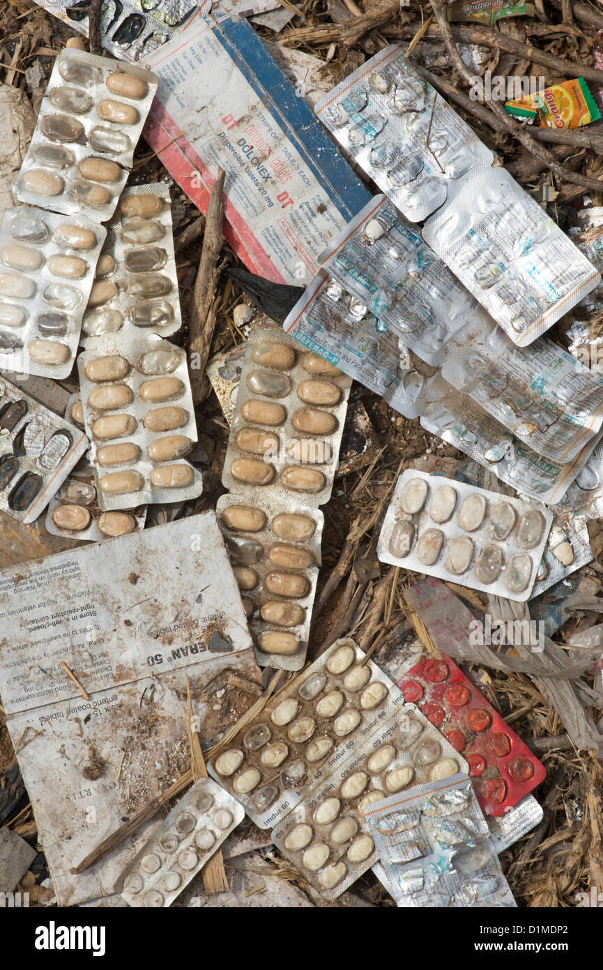 Vieux paquets de comprimés sous blister médical sous-évaluées dans les ordures dans la campagne indienne. L'Andhra Pradesh, Inde Banque D'Images