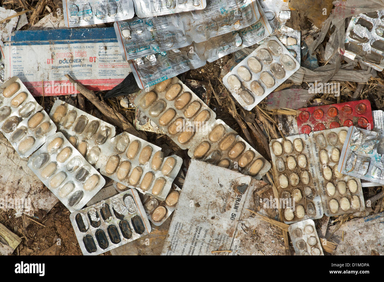 Vieux paquets de comprimés sous blister médical sous-évaluées dans les ordures dans la campagne indienne. L'Andhra Pradesh, Inde Banque D'Images