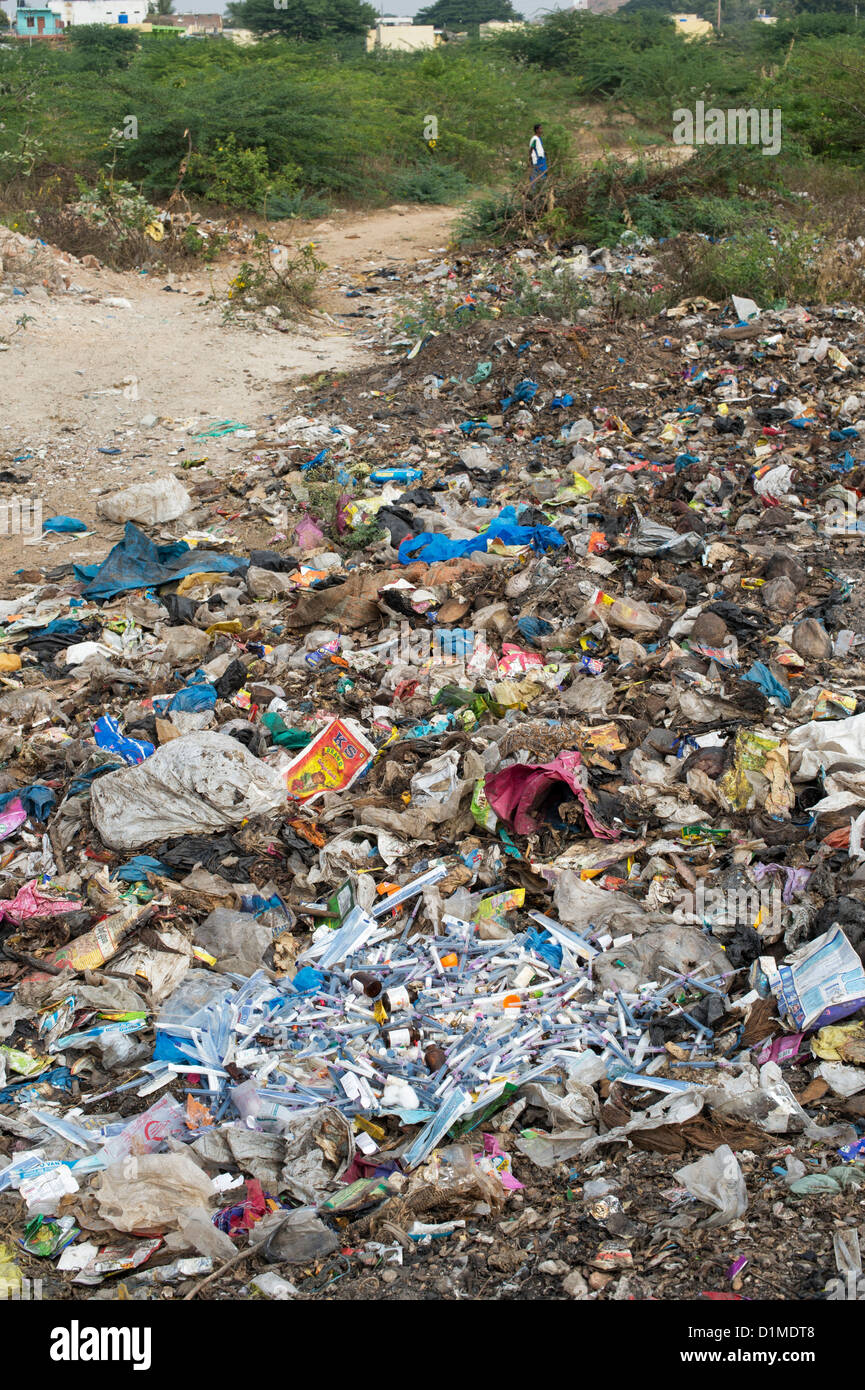 Avec des aiguilles Seringues hypodermiques en faisant l'objet d'ordures dans la campagne indienne. L'Andhra Pradesh, Inde Banque D'Images