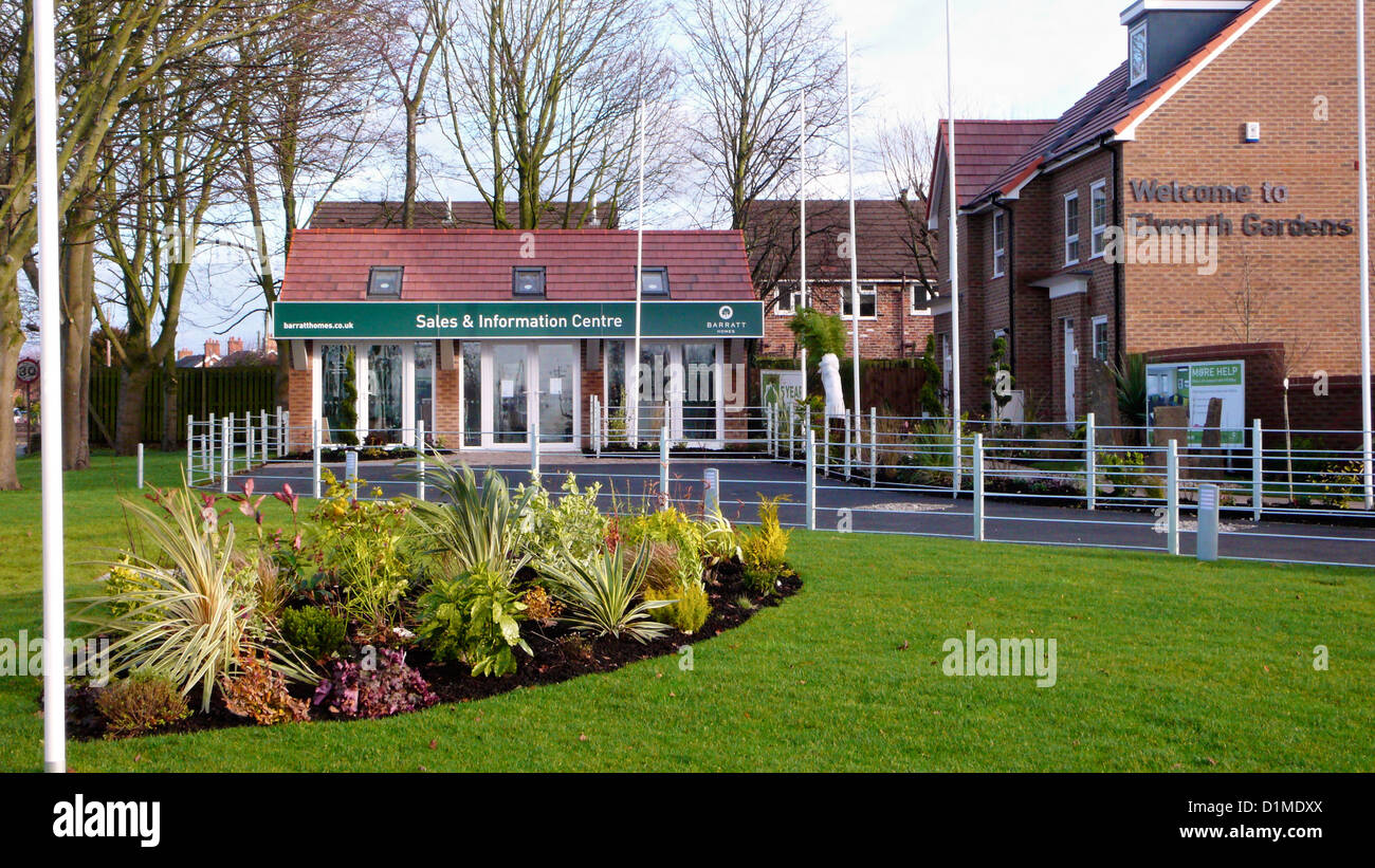 Bureau de vente Barratt avec show homes sur ancien camion Foden bouilloire plante en jardins Elworth UK Sandbach Banque D'Images