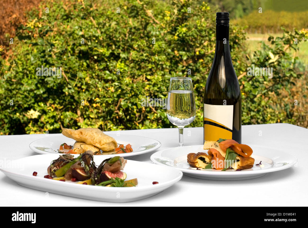 Trois plats délicieux déjeuner complet, avec une bouteille de Chardonnay de qualité Banque D'Images