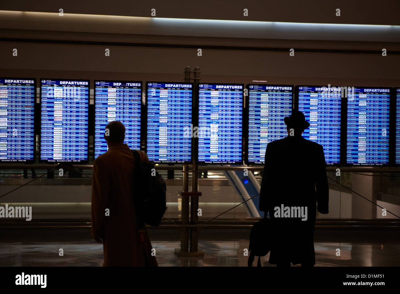 Les passagers à bord à des départs à l'Aéroport International de Denver Colorado USA Banque D'Images