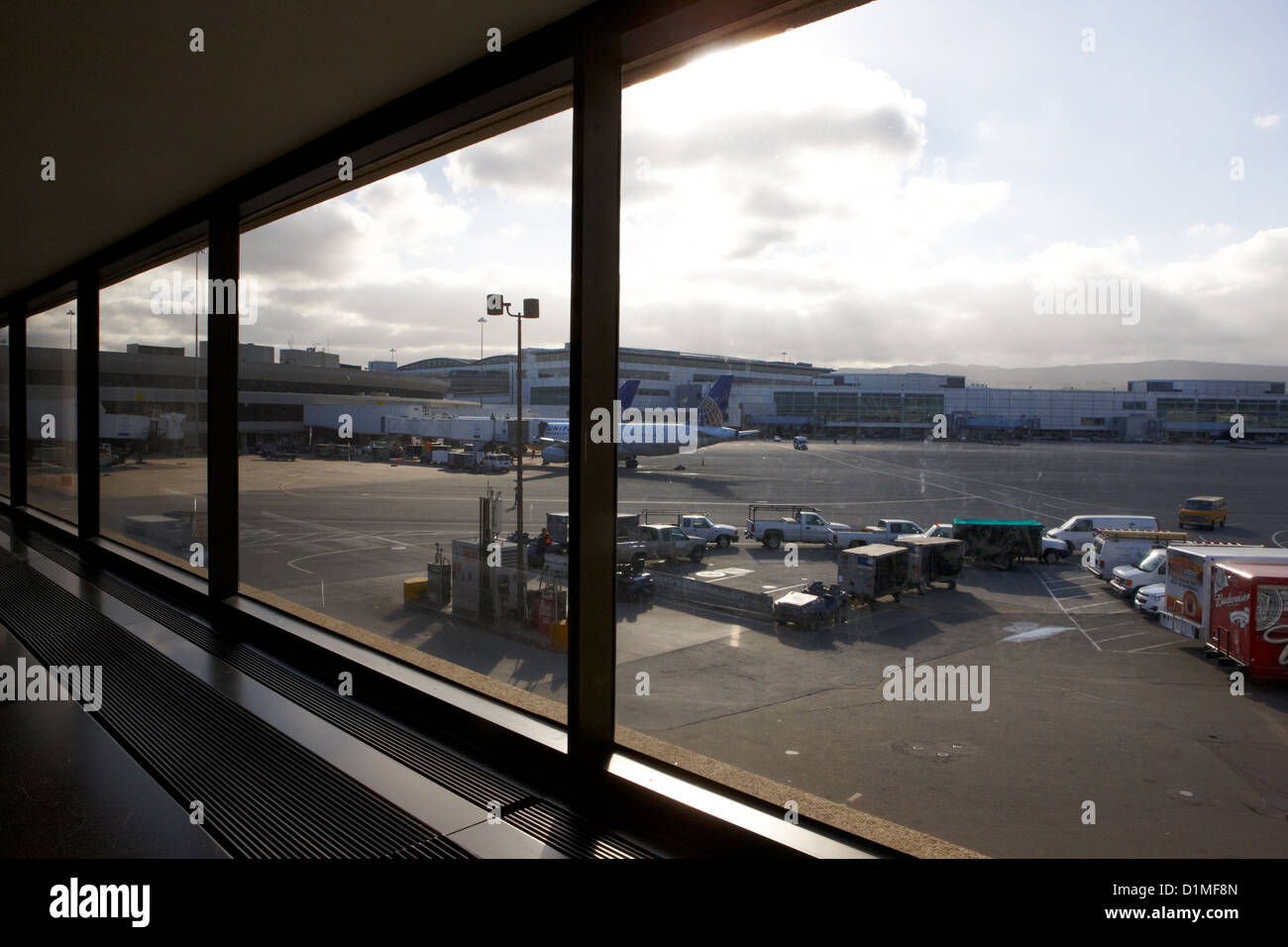 À l'intermédiaire de windows à l'Aéroport International de San Francisco California USA Banque D'Images