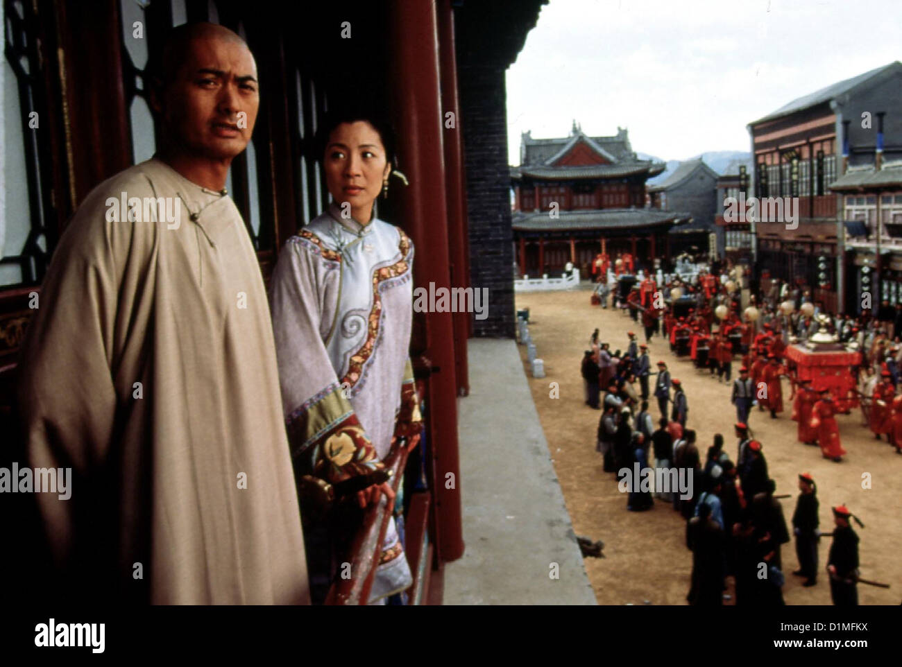 Tiger & Dragon Crouching Tiger, Hidden Dragon Chow Yun Fat, Michelle Yeoh Der alte Kaempfer Li Mu Bai (Chow Yun Fat) laesst Banque D'Images