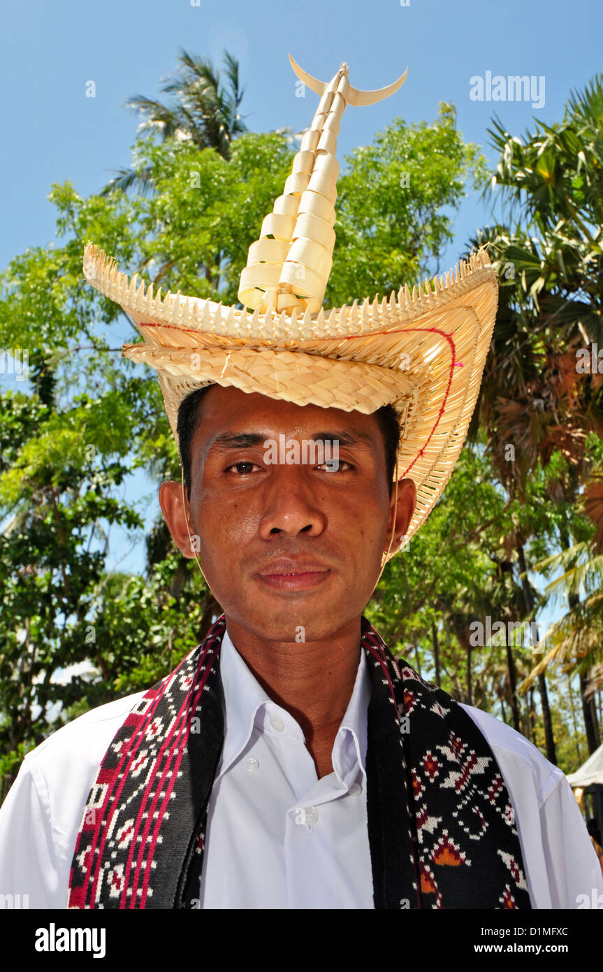 L'Indonésie, Timor Occidental, à Kupang, Lesiana Beach, l'homme en costume  traditionnel avec chapeau fabriqué à partir de feuilles de palmier dans le  cadre d'un c Photo Stock - Alamy