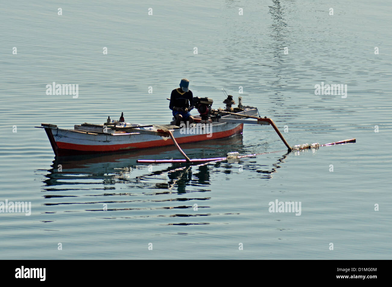 L'INDONÉSIE, Sumba, Waingapu, bateau de pêche avec outrigger dans l'eau Banque D'Images