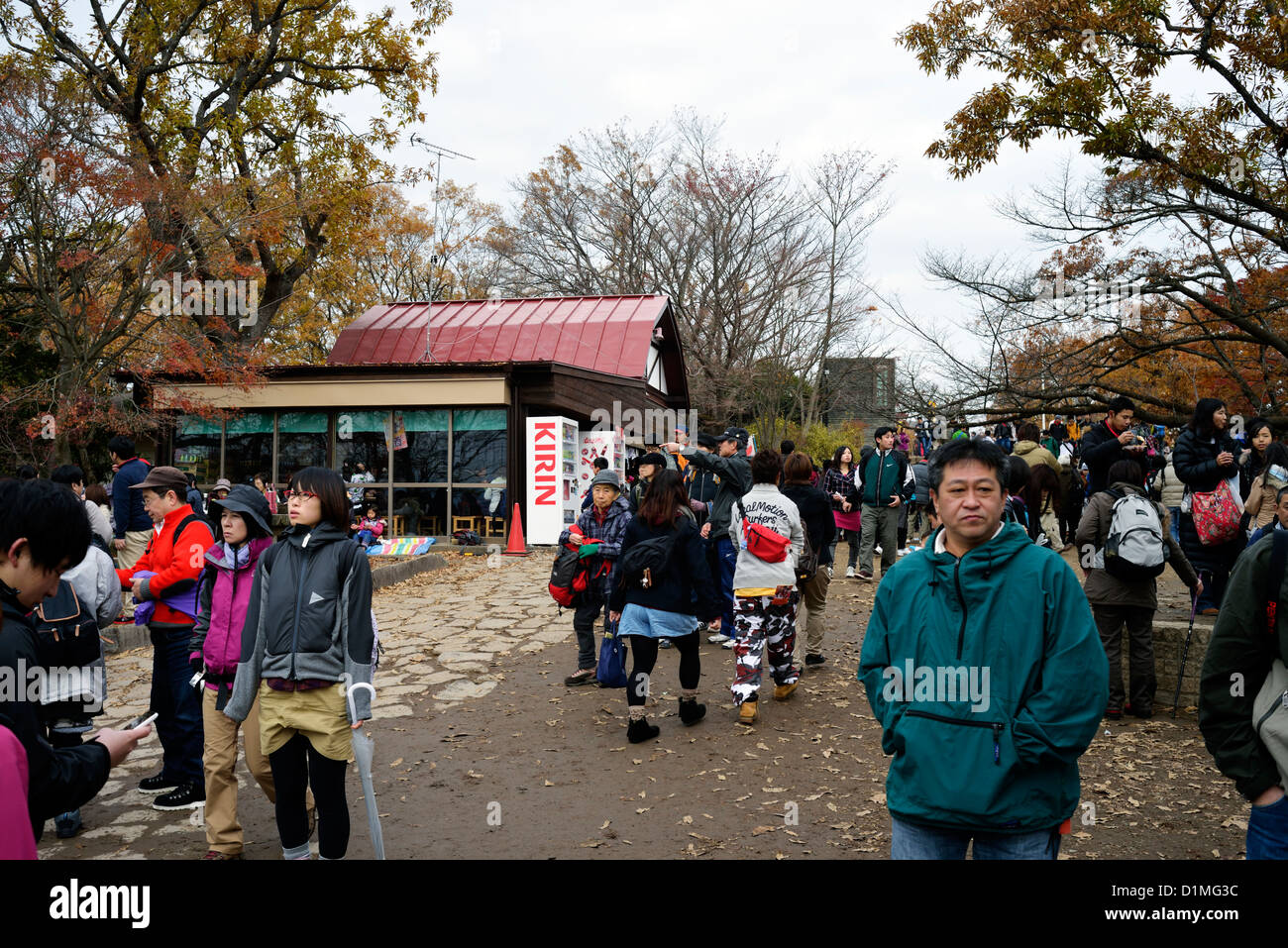 Les touristes japonais sur Mt. Takao Banque D'Images