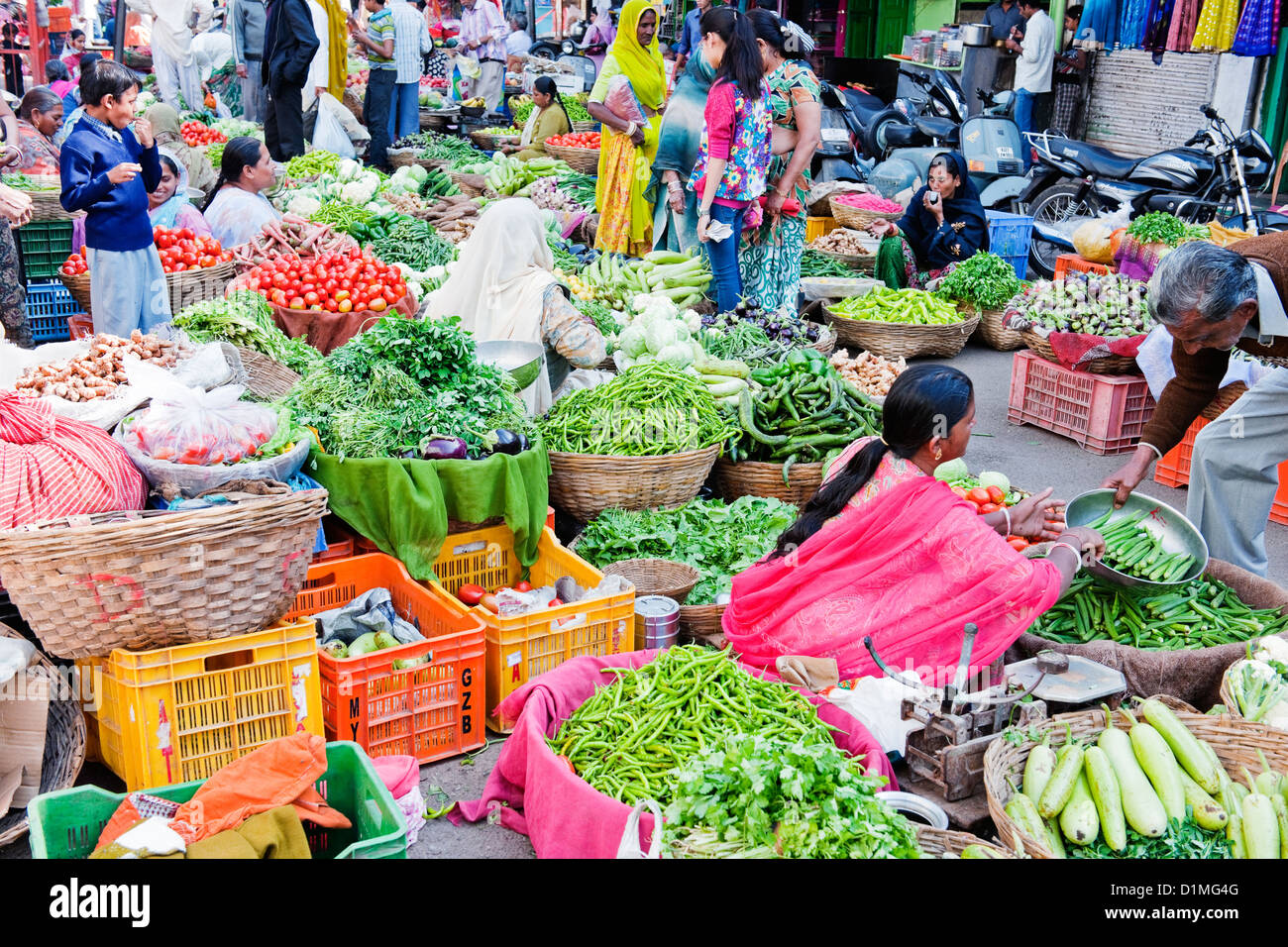 Un marché de fruits et légumes colorés en Inde avec des hommes et femmes indiennes vendre et acheter sur une journée ensoleillée Banque D'Images