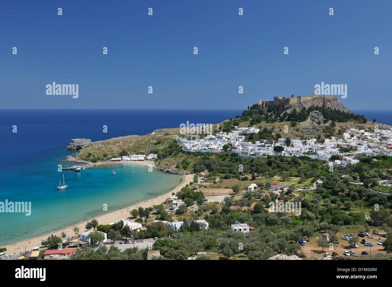 Lindos. Rhodes. Îles du Dodécanèse. La Grèce. Sur l'Acropole et plage de Lindos. Banque D'Images