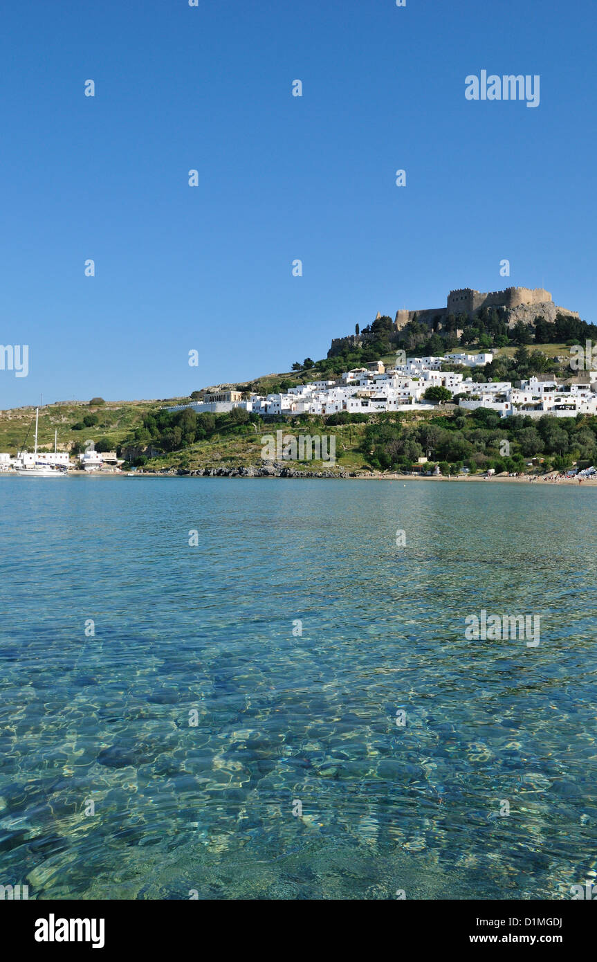 Lindos. Rhodes. Îles du Dodécanèse. La Grèce. Sur l'Acropole et plage de Lindos. Banque D'Images