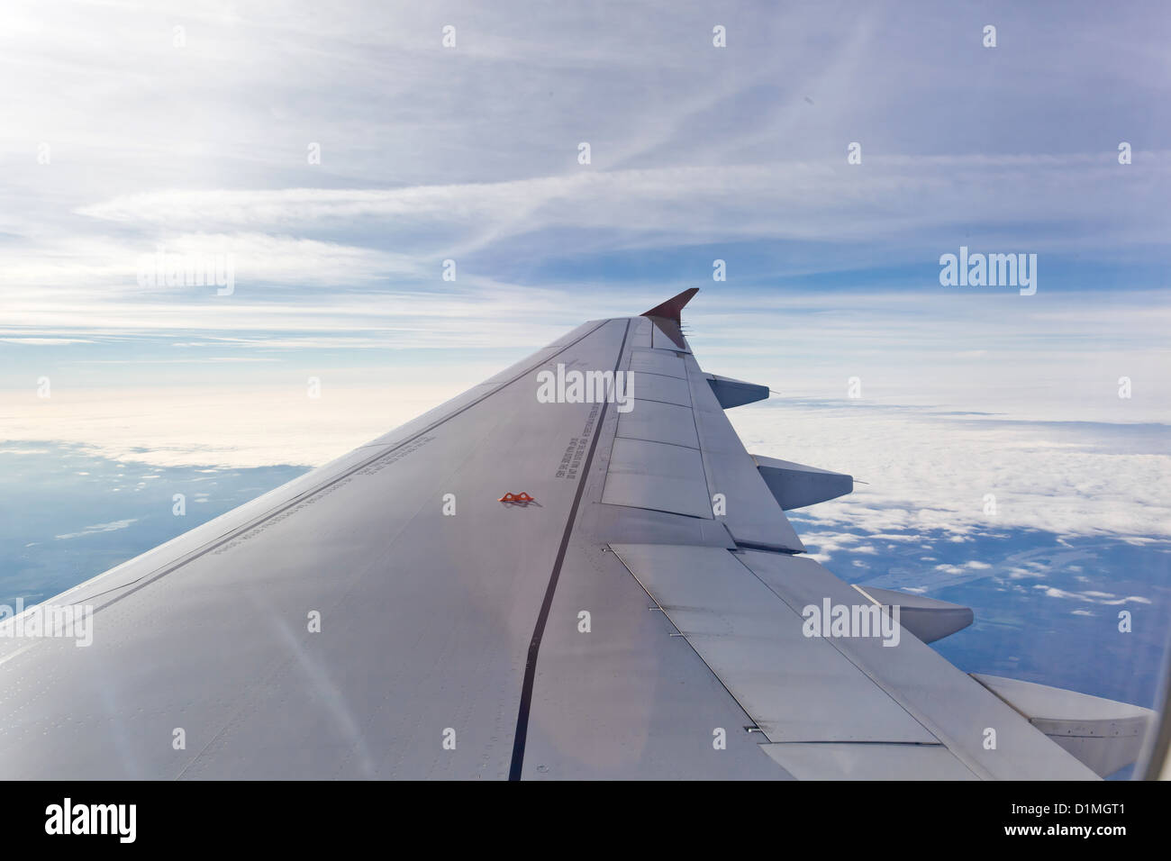 Aile d'avion volant au-dessus des nuages Banque D'Images