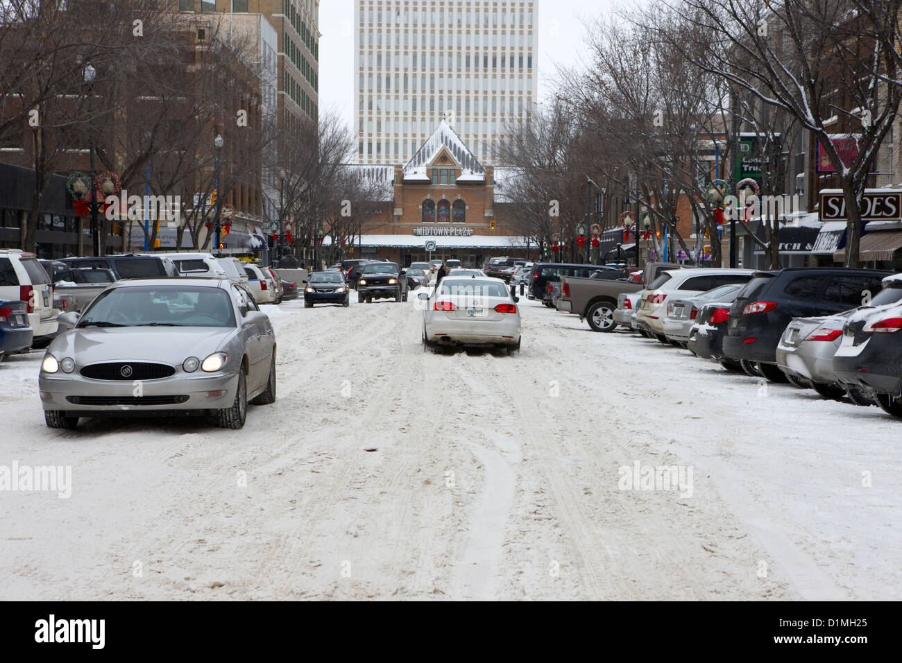 Bien que les voitures qui circulent dans les rues couvertes de neige au centre-ville de Saskatoon, Saskatchewan, Canada Banque D'Images