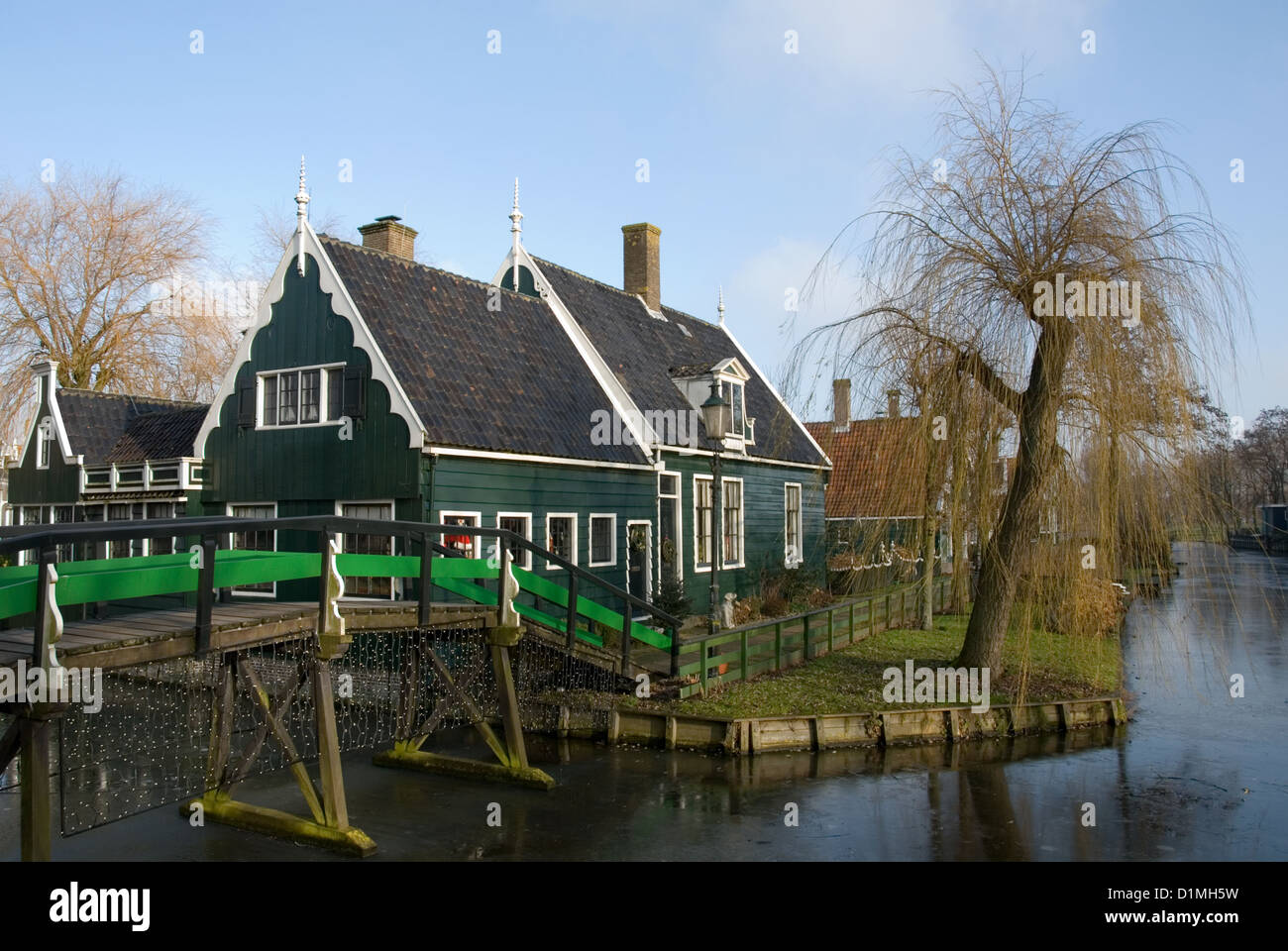 Maisons traditionnelles néerlandaises dans le petit village de Zaanse Schans, Pays-Bas Banque D'Images