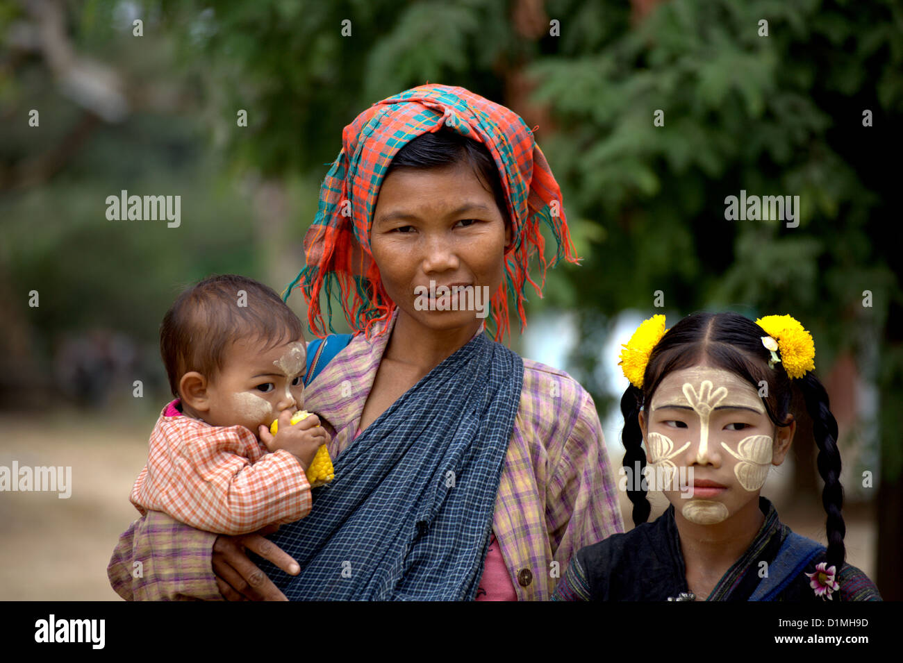 Une femme birmane avec ses enfants à Bagan, Myanmar Birmanie,.Une belle fille birmane avec tanaka avec sa mère à Bagan, Birmanie Banque D'Images