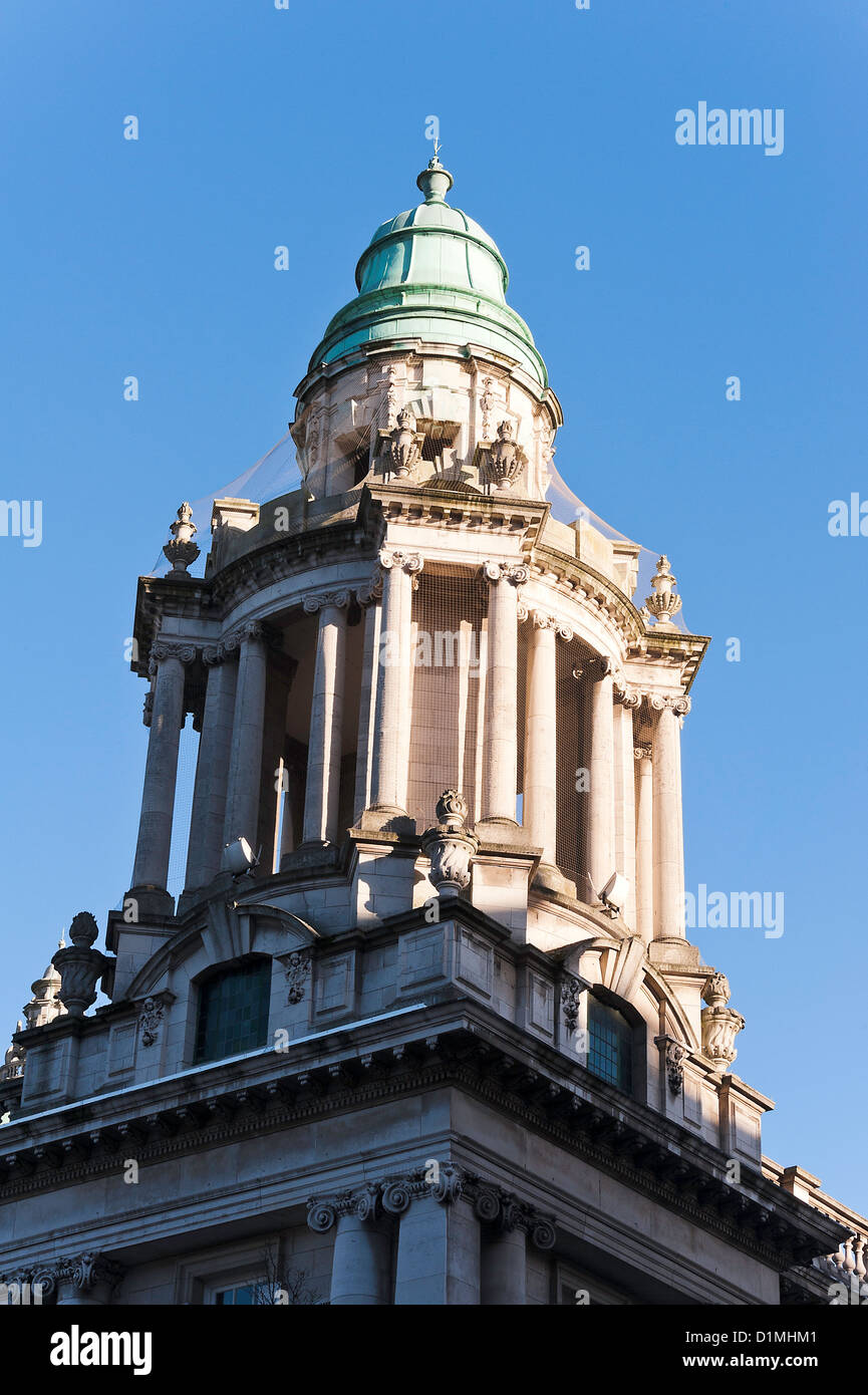 L'un des tours d'angle du Belfast City Hall dans Donegall Square Belfast Antrim Comté d'Irlande Royaume-Uni UK Banque D'Images