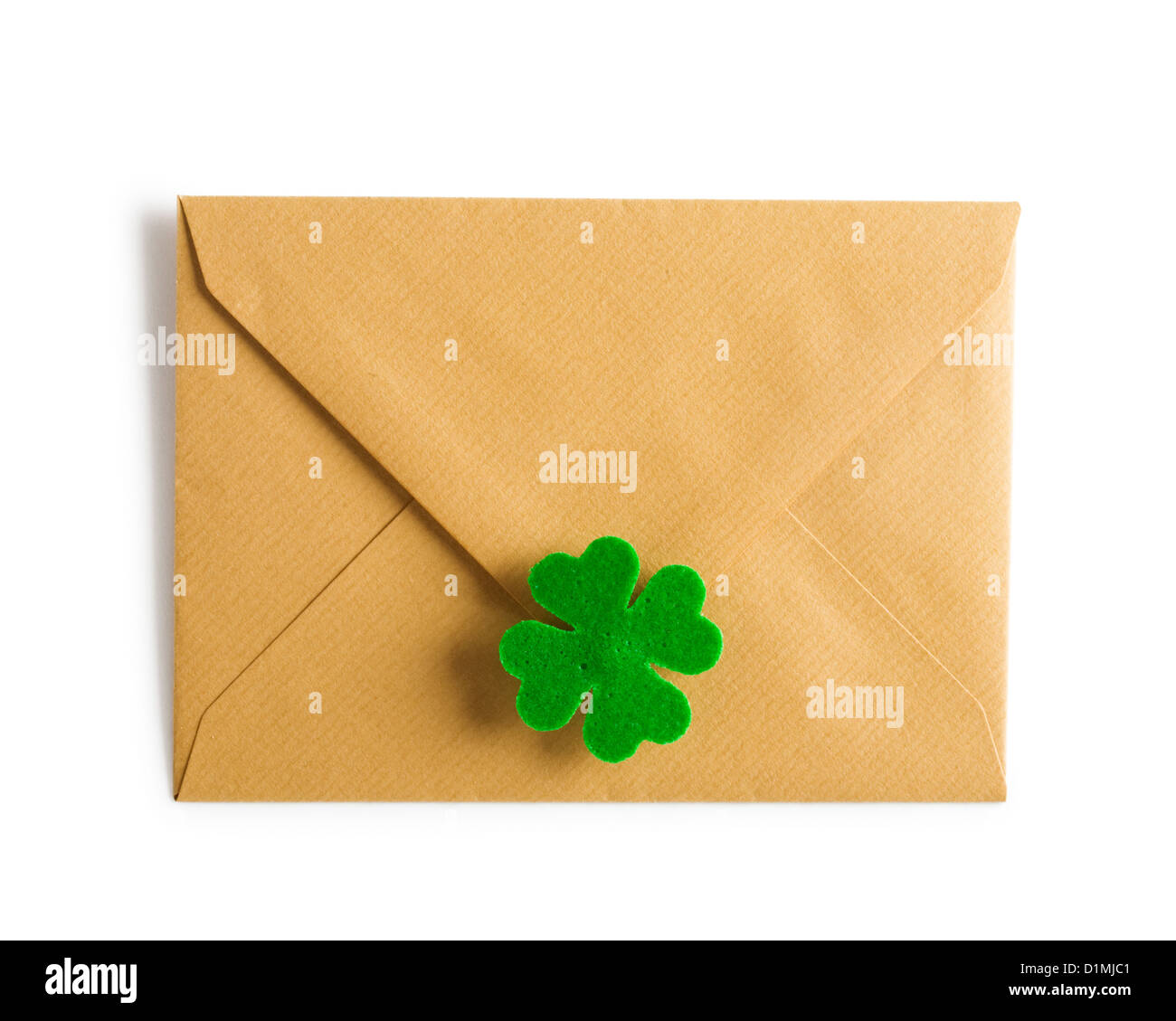 Enveloppe brune fermée avec four leaf clover pour Patricks Day chemin de détourage inclus Banque D'Images