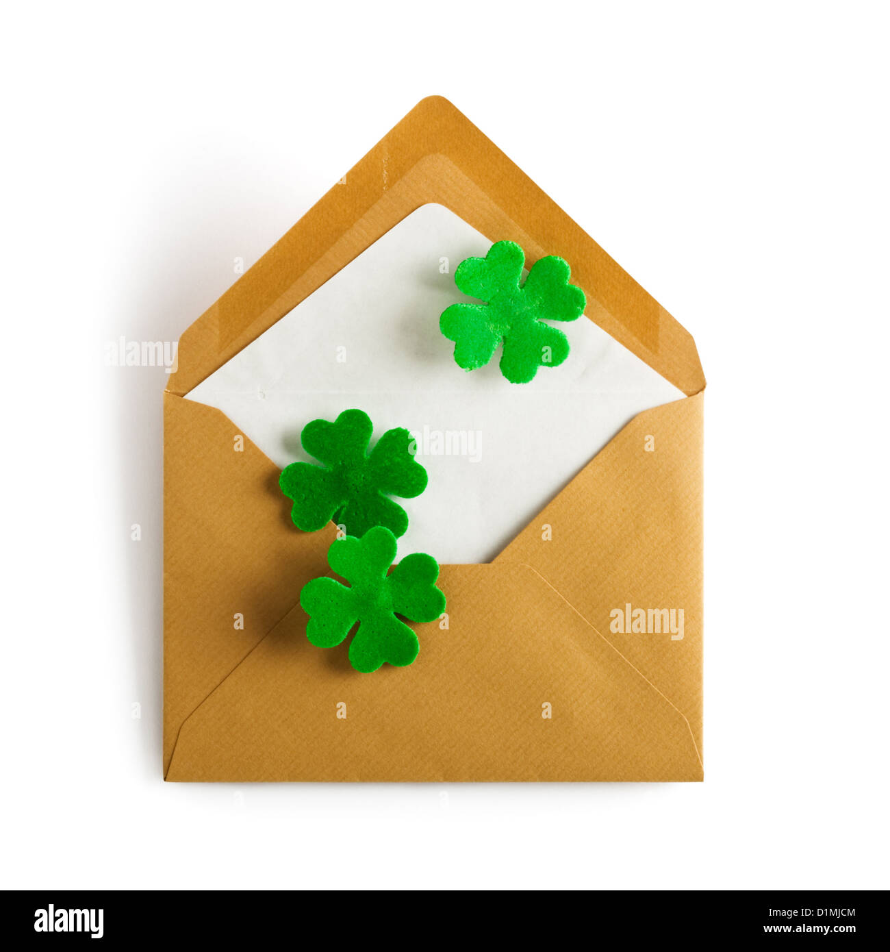 Ouvrez enveloppe brune avec trèfle à quatre feuilles pour Patricks Day chemin de détourage inclus Banque D'Images