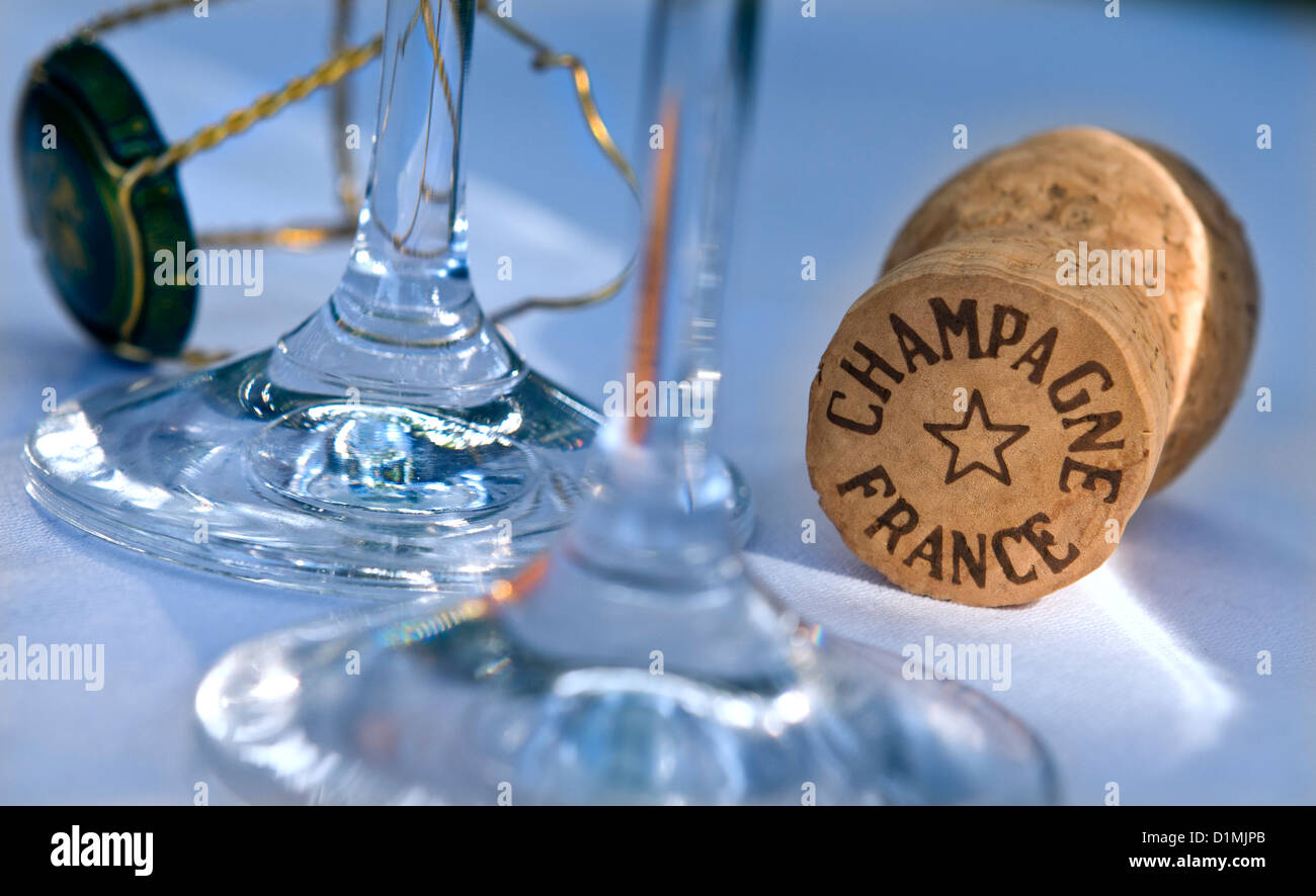 Bouchon de Champagne sur nappe blanche avec des lunettes sur le fil de fixation et cap Banque D'Images