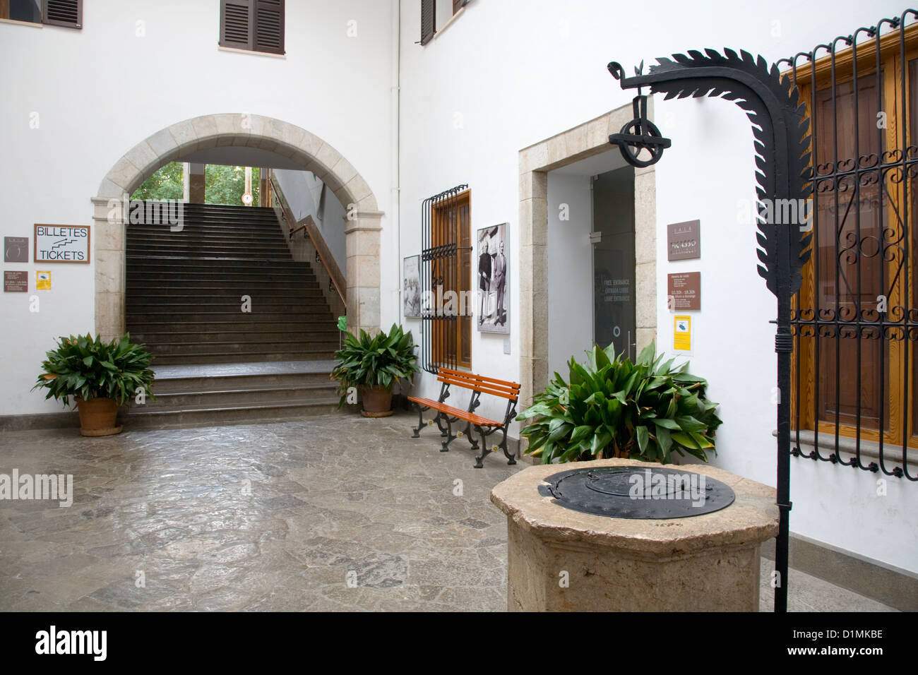 Soller, Majorque, Iles Baléares, Espagne. Cour de la gare, montrant entrée de la Sala Picasso art gallery. Banque D'Images