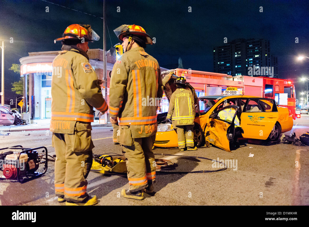 Les mâchoires de vie ont été utilisés pour libérer le conducteur d'un taxi après un conducteur aux facultés affaiblies s'enfonça dans la cabine. Banque D'Images