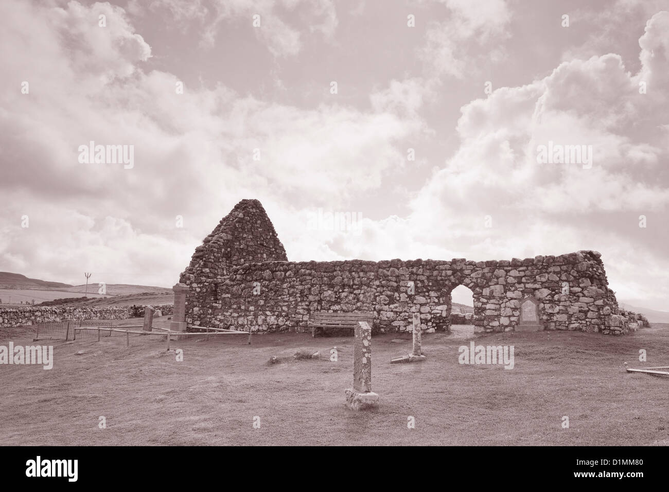 Trumpan Church ; île de Skye, Écosse, Royaume-Uni en noir et blanc, Sépia Banque D'Images