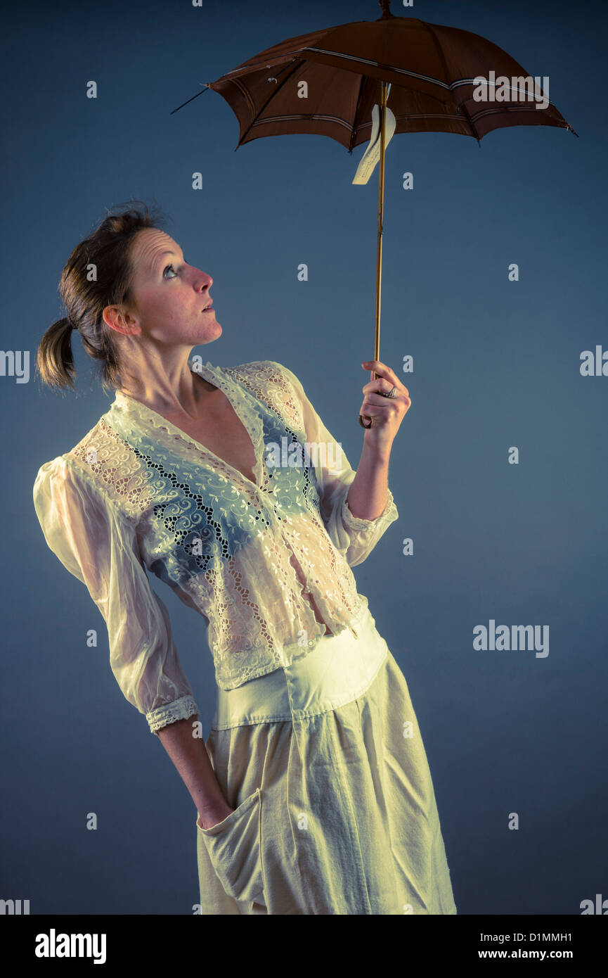 Chloe Loftus : une danseuse tenant un petit parapluie antique, le port de  linge blanc Photo Stock - Alamy