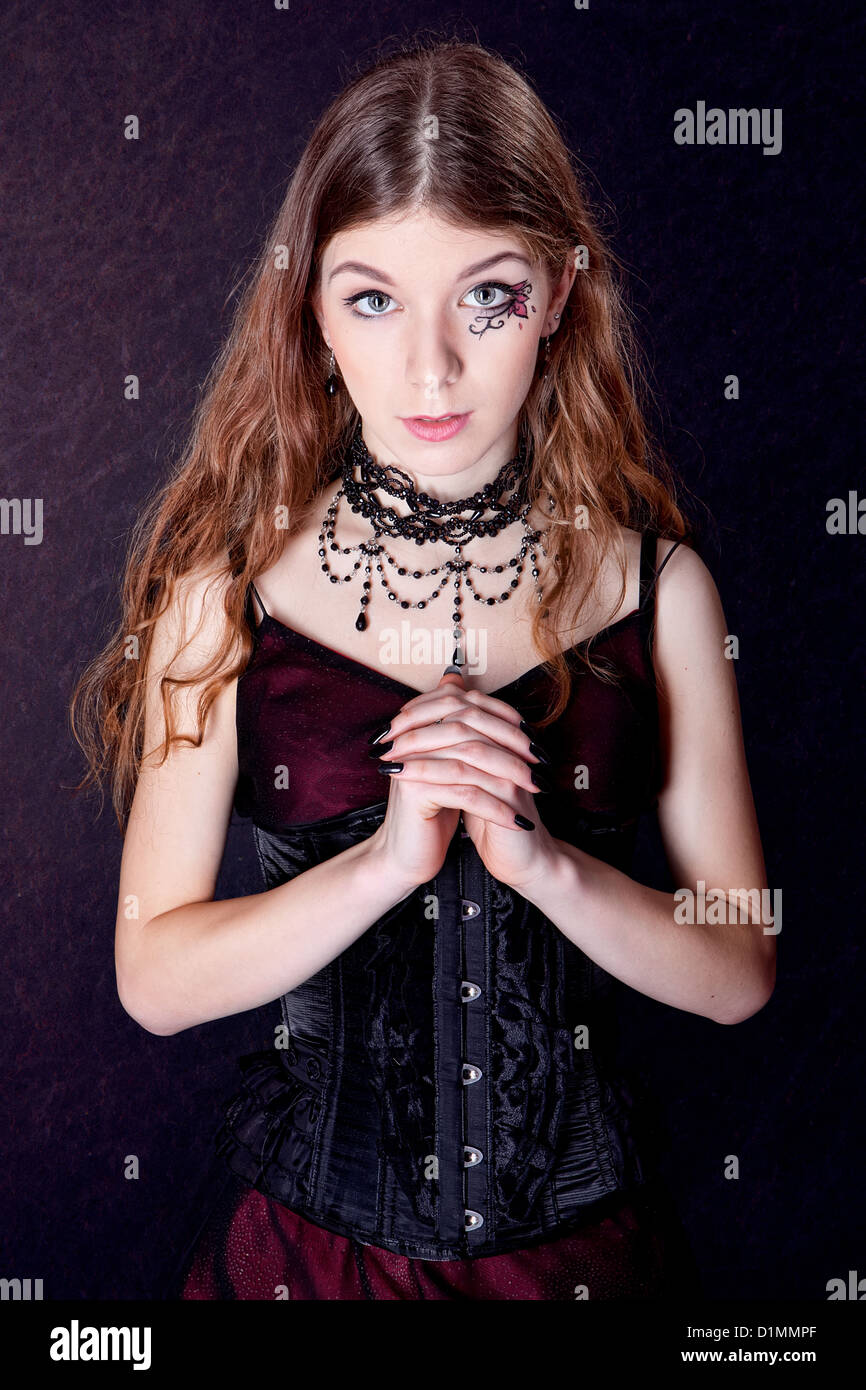 Belle fille gothique noir avec collier Photo Stock - Alamy