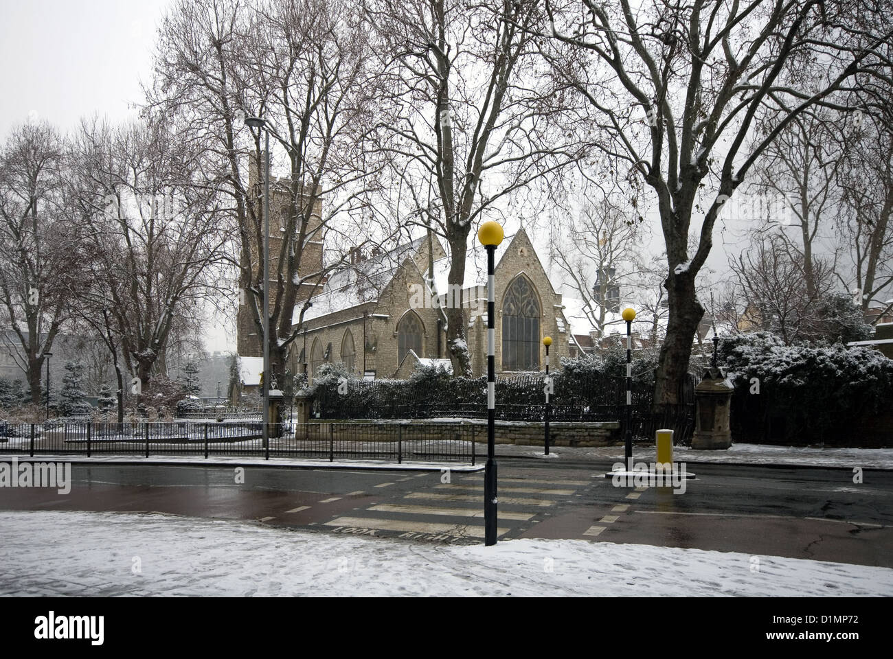 St Marys church, et le Palais de Lambeth Road, Londres, Angleterre, le froid, la neige, un jour d'hiver Banque D'Images