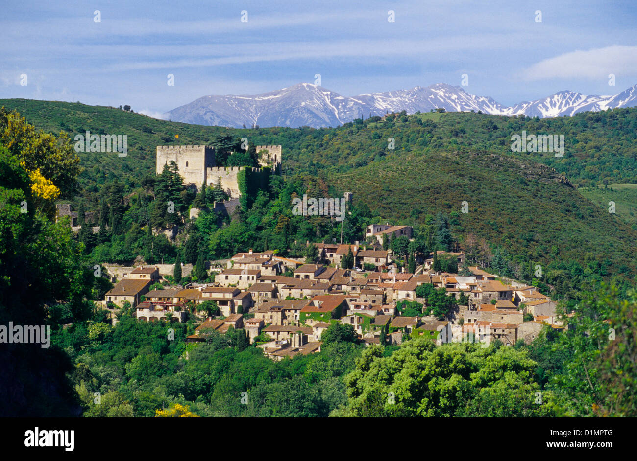 Village de Castelnou et Pic du Canigou en arrière, Pyrénées-Orientales, Languedoc-Roussillon, France Banque D'Images