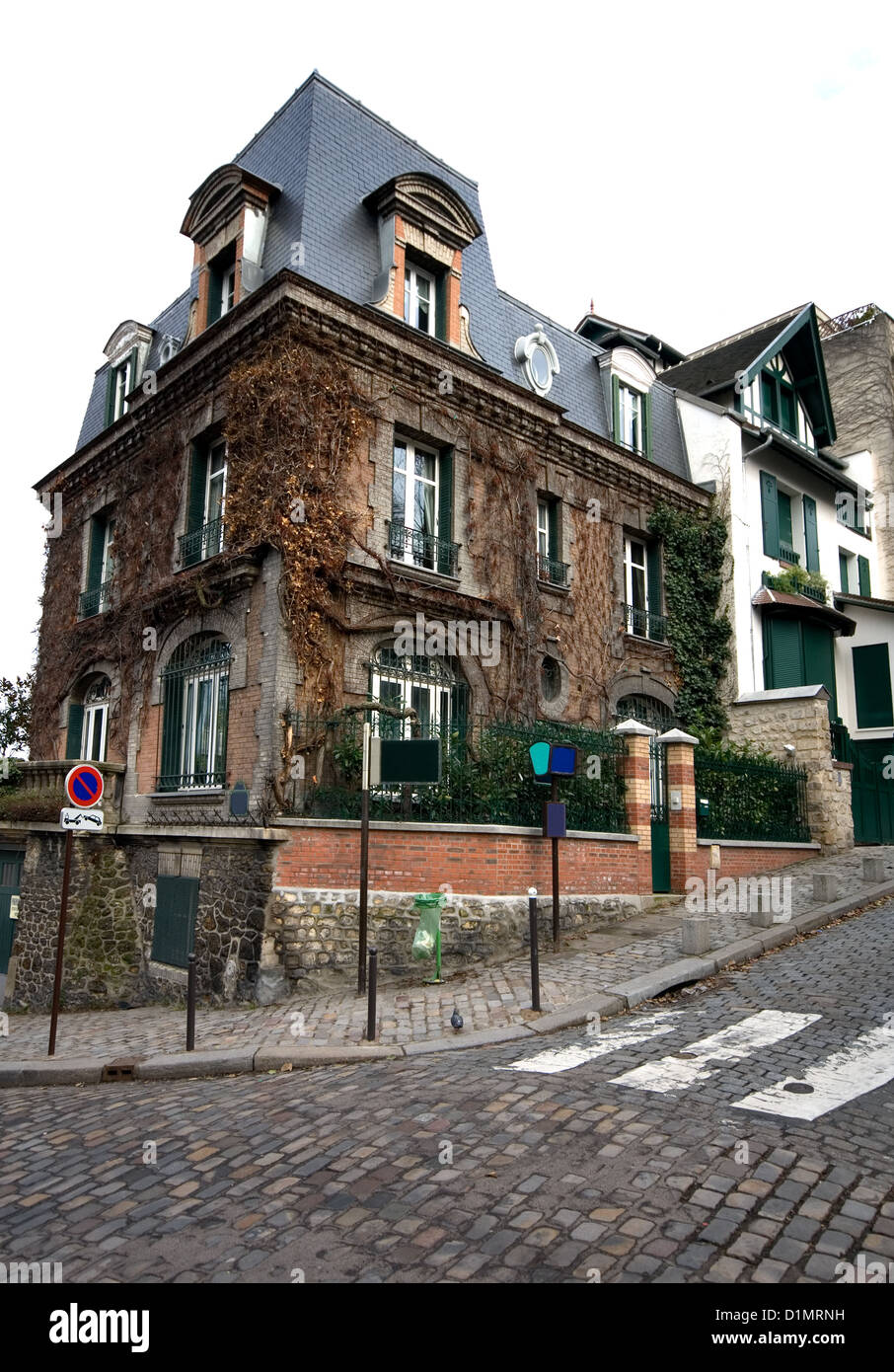 Une vieille maison dans le quartier de Montmartre, Paris, France Banque D'Images