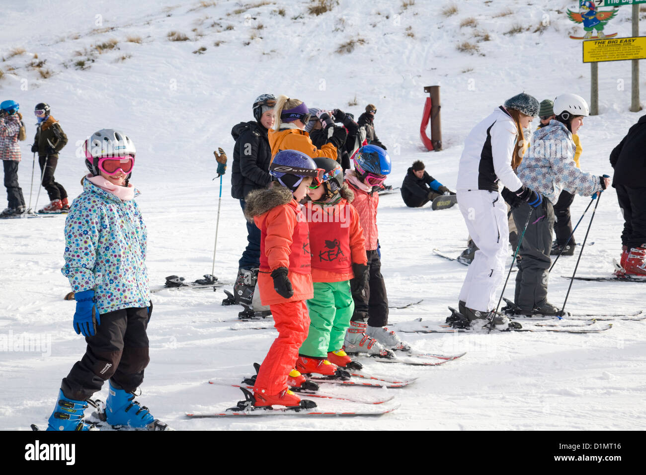 Classe de ski pour enfants chez Coronet Peak,Queenstown Banque D'Images
