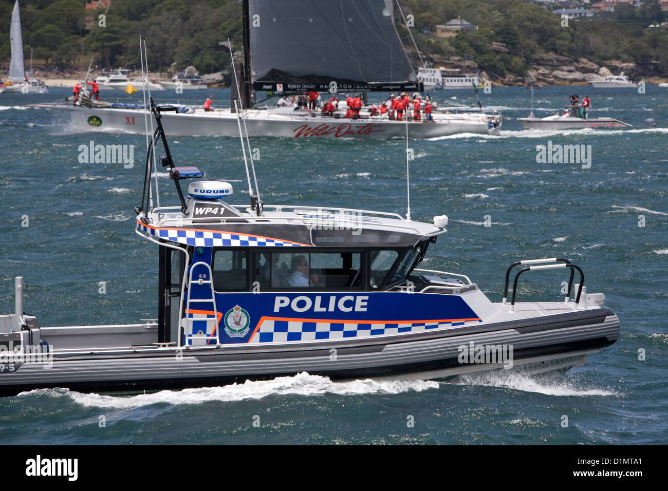 Bateau de police australien patrouillé dans le port de sydney alors que wildoats x1 se prépare pour le début du Sydney 2012 à hobart yacht Banque D'Images