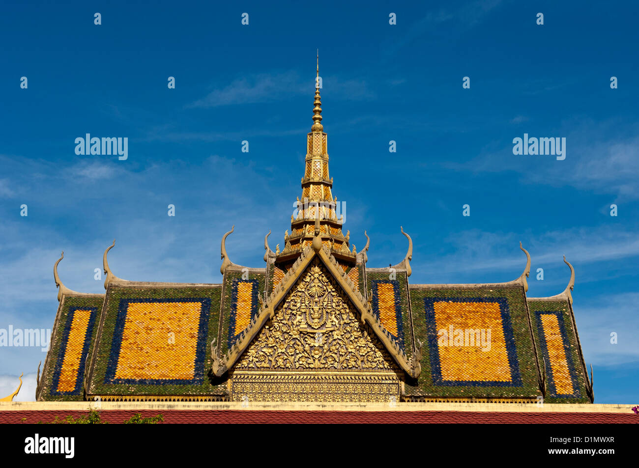 Multi-niveaux traditionnels est intervenu avec toit à pignon, chofah et spire du Dance Hall, du Palais Royal, Phnom Penh, Cambodge Banque D'Images