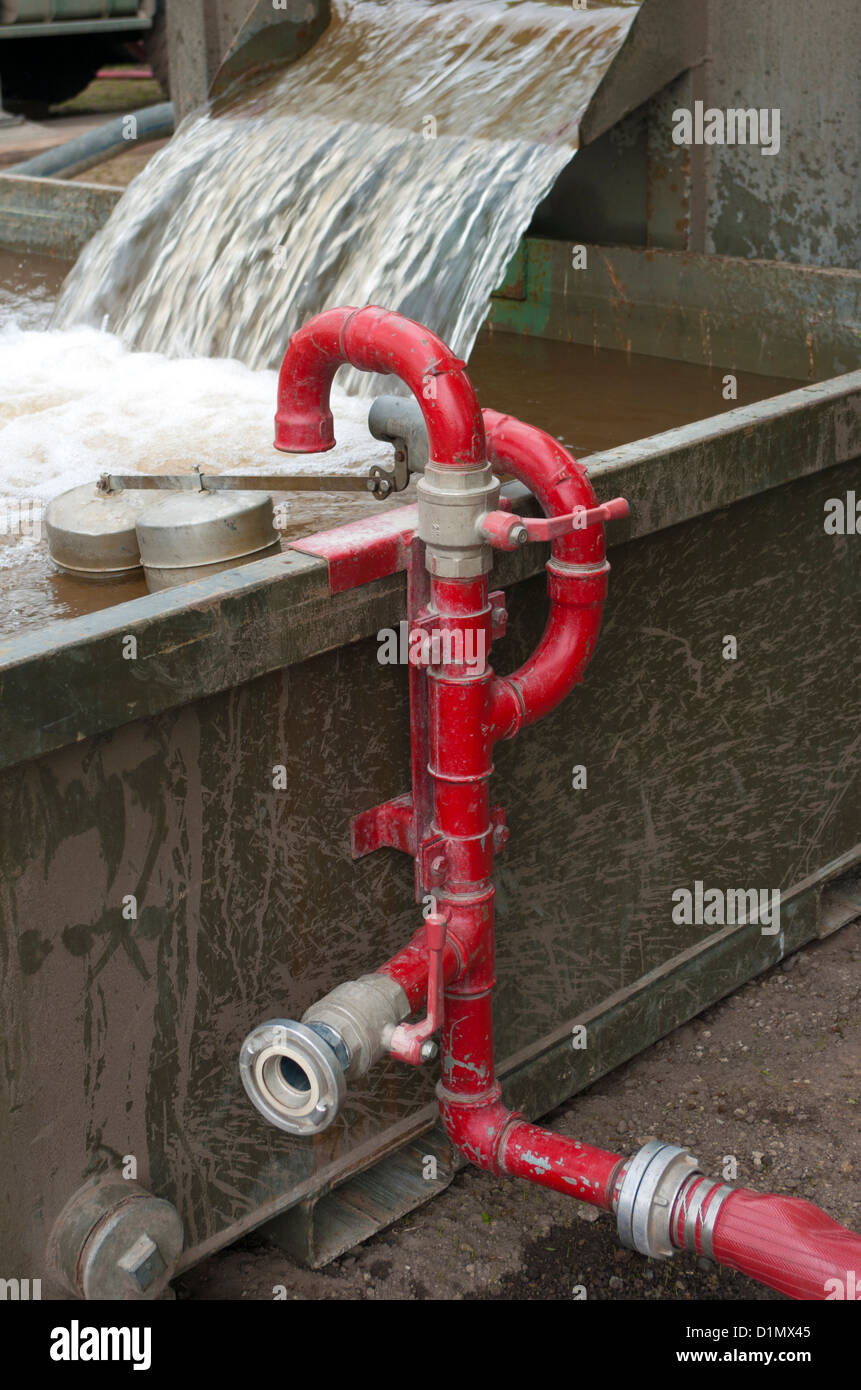 Petit bassin pour le recyclage de l'eau dans un camp militaire Banque D'Images