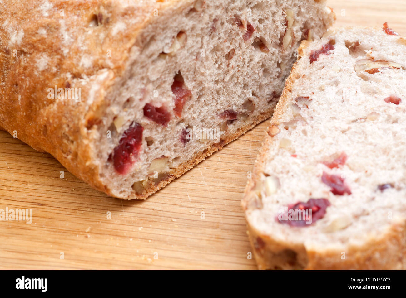 Les fruits tranchés pain de soude sur une planche à découper en bois Banque D'Images