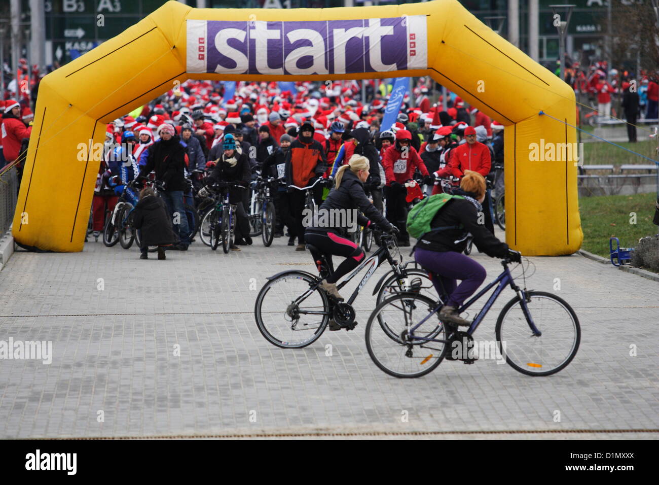 Gdansk, Pologne 30 novembre, décembre 2012. Des centaines d'articles de voyage sur Santa des bicyclettes de ERGO Arena sports hall à Gdansk à Gdynia pour promouvoir la bicyclette toute l'année. Banque D'Images