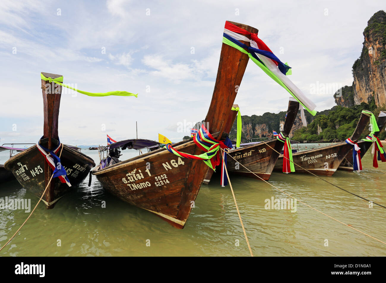 Thaï traditionnel long tail boats, West Railay Beach, Krabi, Phuket, Thailand Banque D'Images