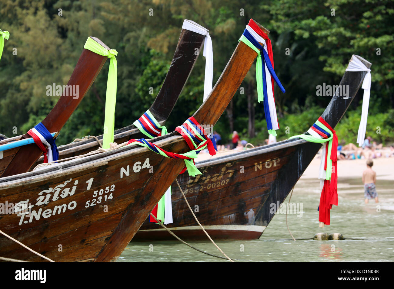 Thaï traditionnel long tail boats, West Railay Beach, Krabi, Phuket, Thailand Banque D'Images